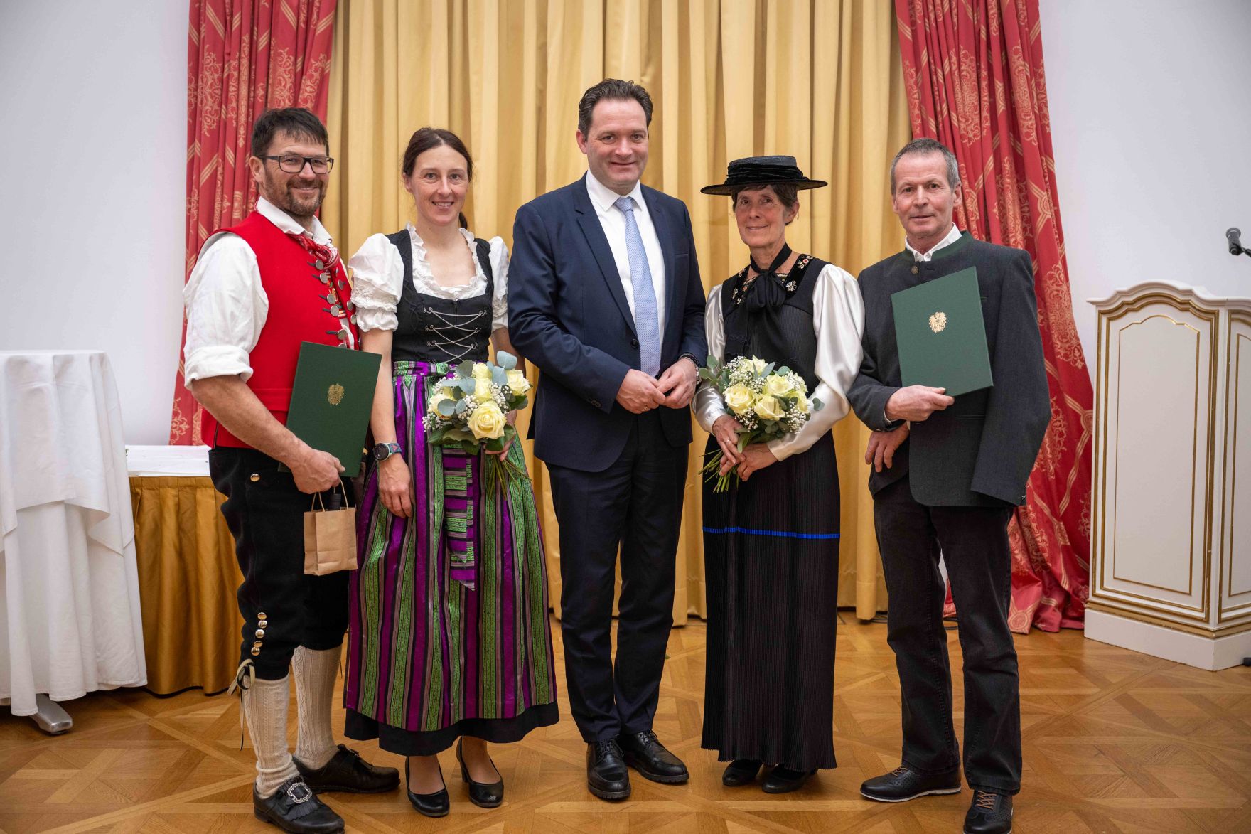 Herr Bundesminister Norbert Totschnig verlieh im Palais Coburg den Titel &Ouml;konomierat / &Ouml;konomier&auml;tin.