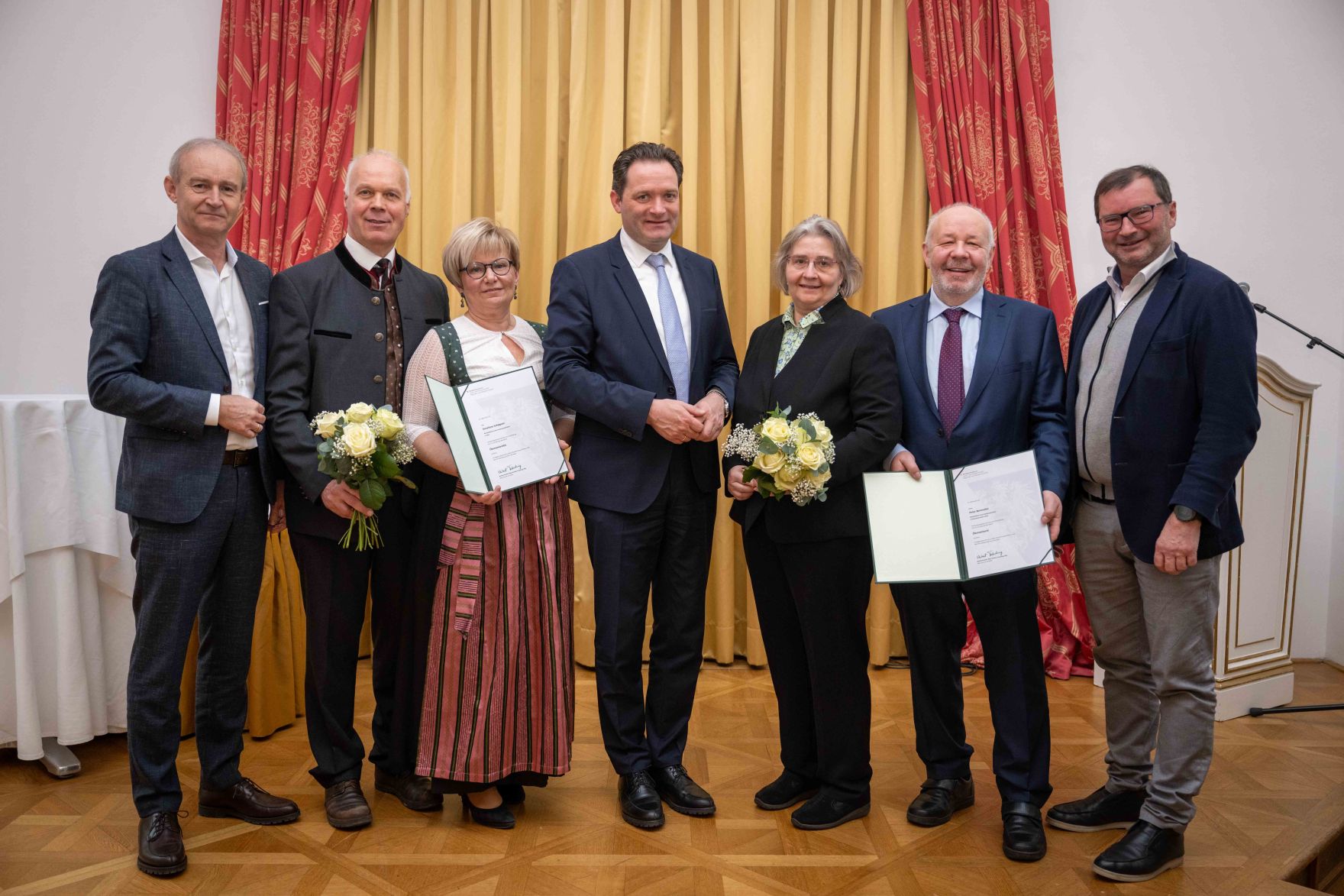 Herr Bundesminister Norbert Totschnig verlieh im Palais Coburg den Titel &Ouml;konomierat / &Ouml;konomier&auml;tin.