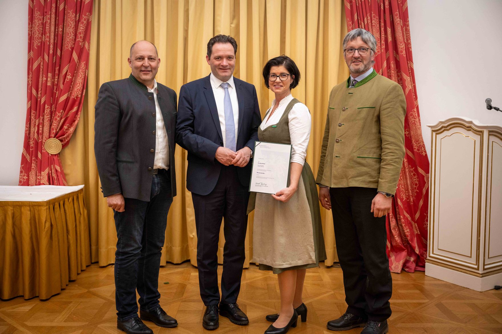 Herr Bundesminister Norbert Totschnig verlieh im Palais Coburg den Titel &Ouml;konomierat / &Ouml;konomier&auml;tin.
