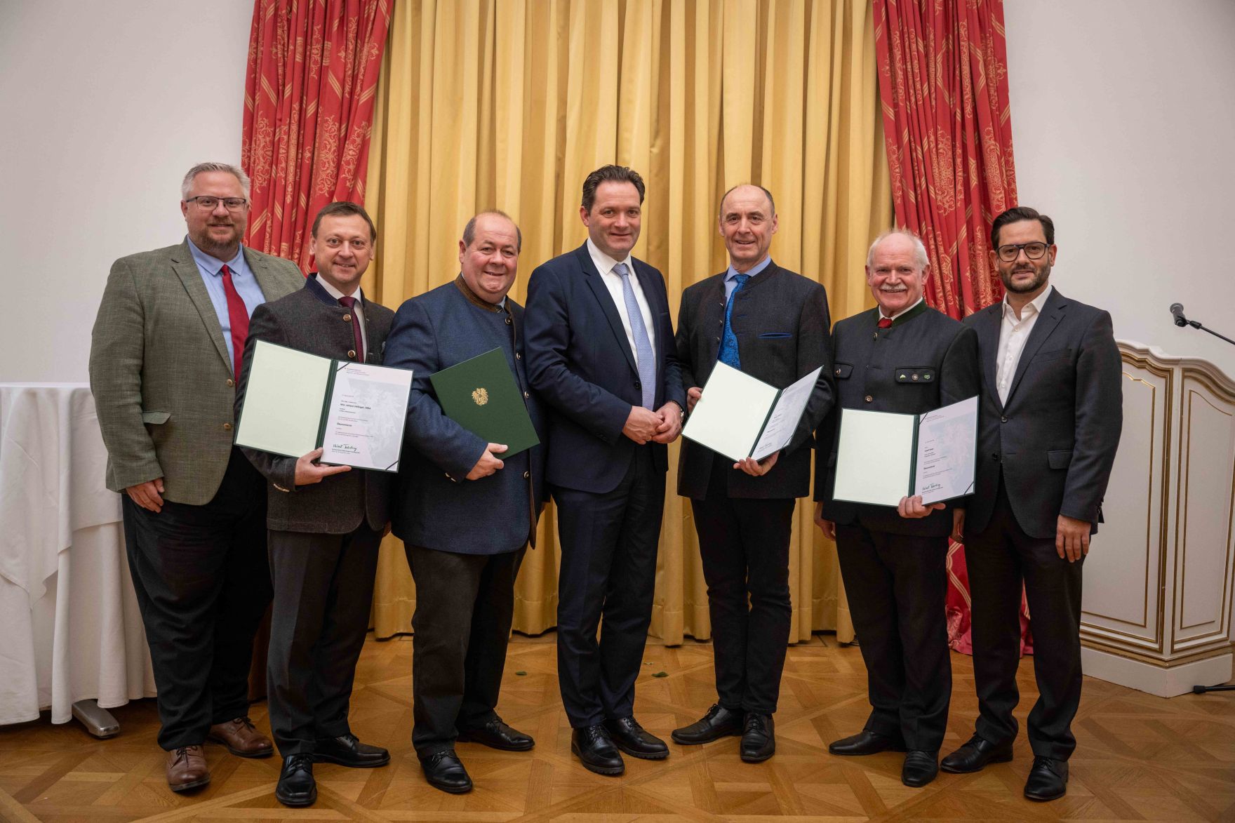 Herr Bundesminister Norbert Totschnig verlieh im Palais Coburg den Titel &Ouml;konomierat / &Ouml;konomier&auml;tin.