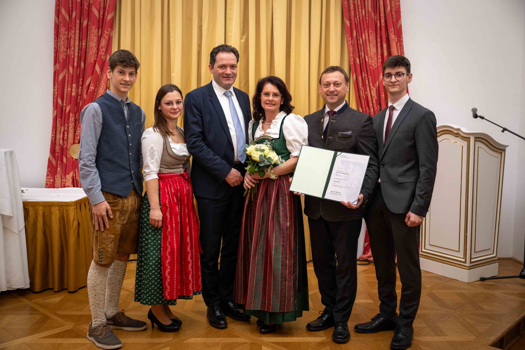 Herr Bundesminister Norbert Totschnig verlieh im Palais Coburg den Titel &Ouml;konomierat / &Ouml;konomier&auml;tin.