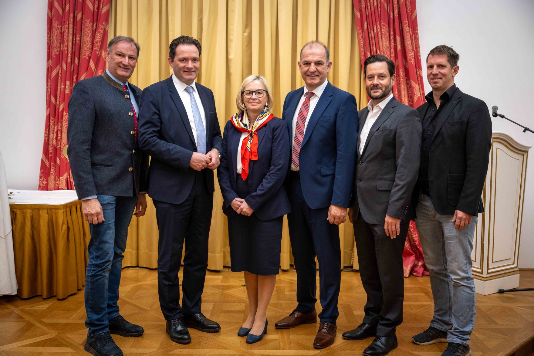 Herr Bundesminister Norbert Totschnig verlieh im Palais Coburg den Titel &Ouml;konomierat / &Ouml;konomier&auml;tin.