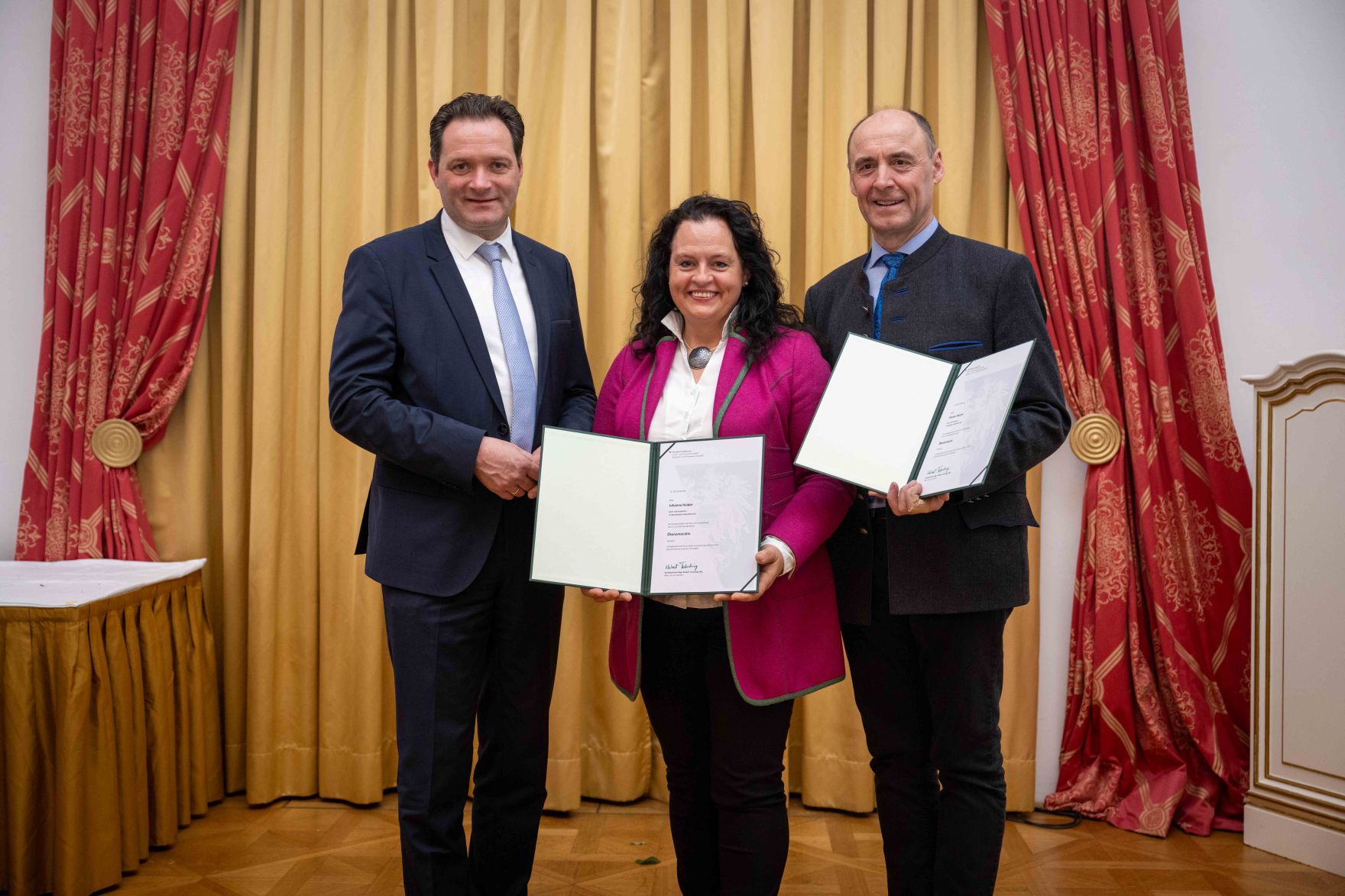 Herr Bundesminister Norbert Totschnig verlieh im Palais Coburg den Titel &Ouml;konomierat / &Ouml;konomier&auml;tin.