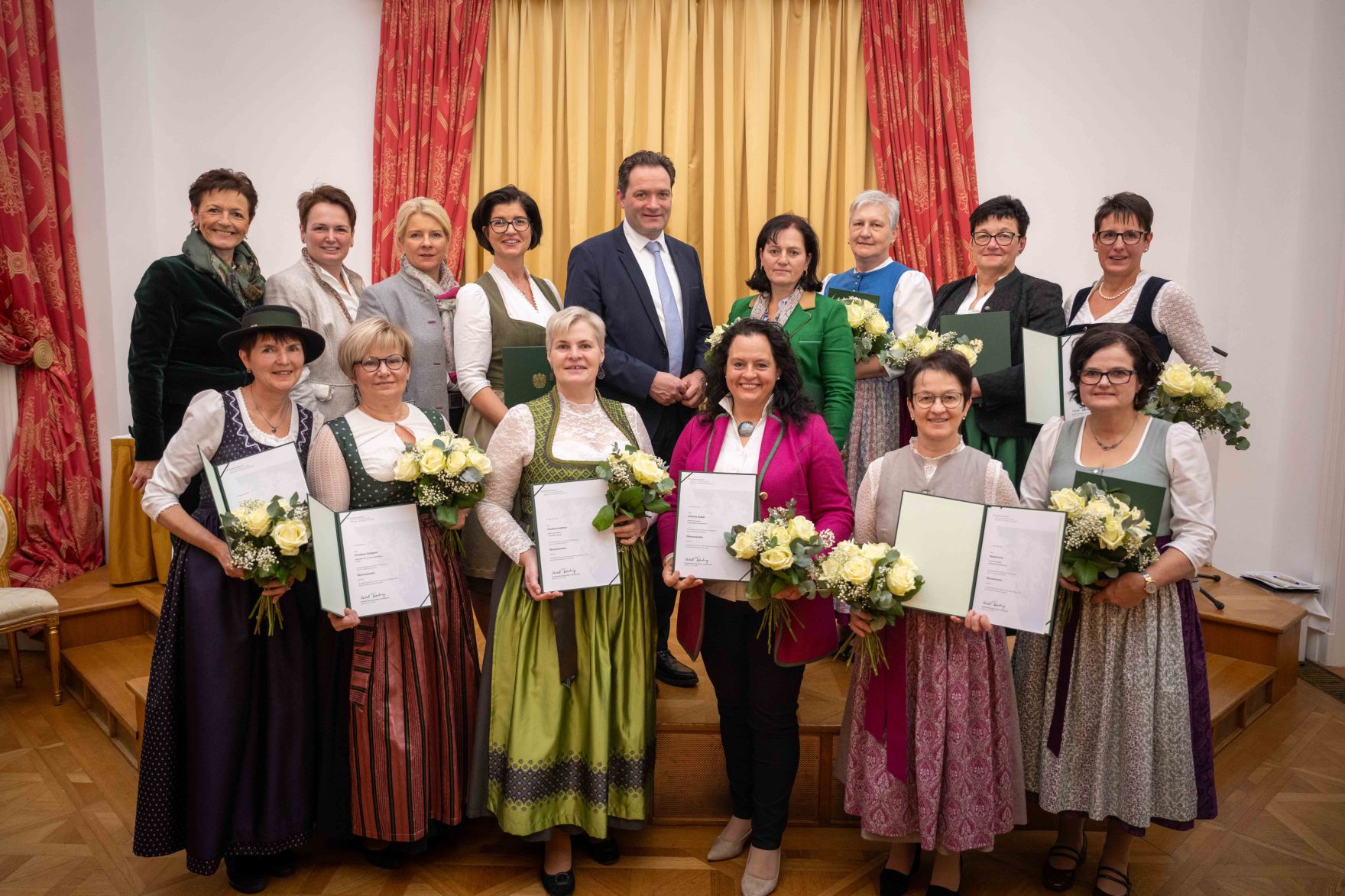 Herr Bundesminister Norbert Totschnig verlieh im Palais Coburg den Titel &Ouml;konomierat / &Ouml;konomier&auml;tin.