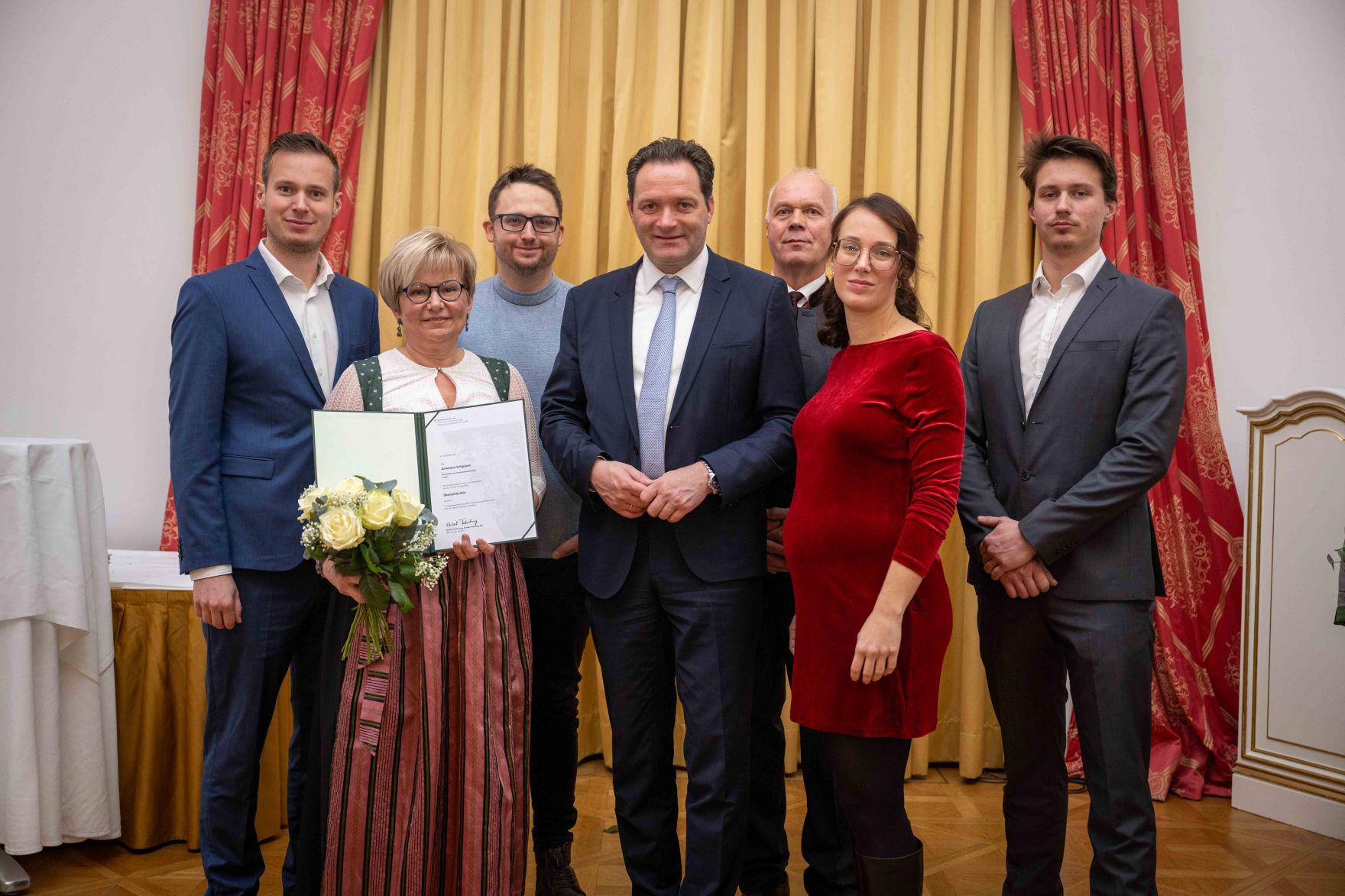 Herr Bundesminister Norbert Totschnig verlieh im Palais Coburg den Titel &Ouml;konomierat / &Ouml;konomier&auml;tin.