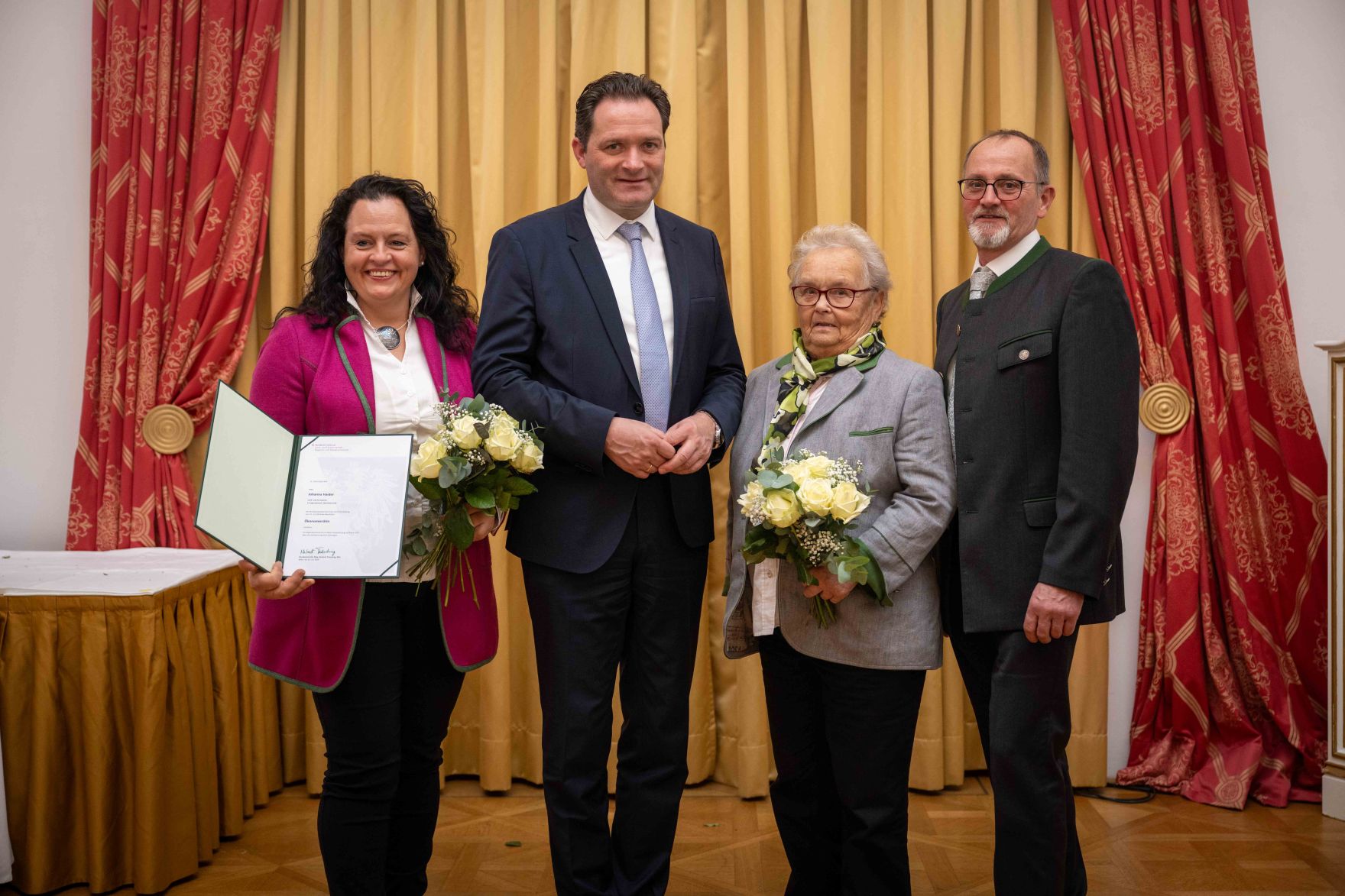 Herr Bundesminister Norbert Totschnig verlieh im Palais Coburg den Titel &Ouml;konomierat / &Ouml;konomier&auml;tin.