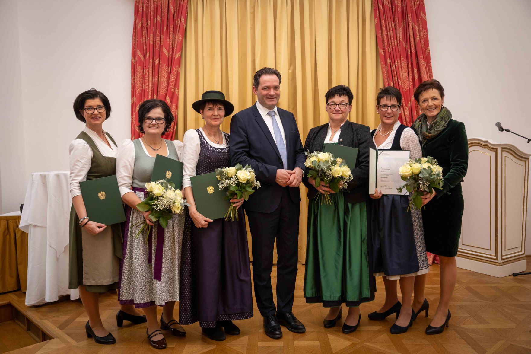Herr Bundesminister Norbert Totschnig verlieh im Palais Coburg den Titel &Ouml;konomierat / &Ouml;konomier&auml;tin.