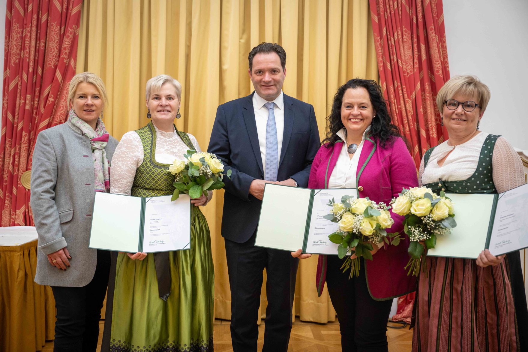 Herr Bundesminister Norbert Totschnig verlieh im Palais Coburg den Titel &Ouml;konomierat / &Ouml;konomier&auml;tin.