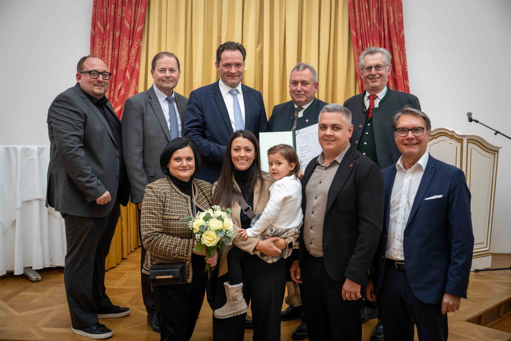 Herr Bundesminister Norbert Totschnig verlieh im Palais Coburg den Titel &Ouml;konomierat / &Ouml;konomier&auml;tin.