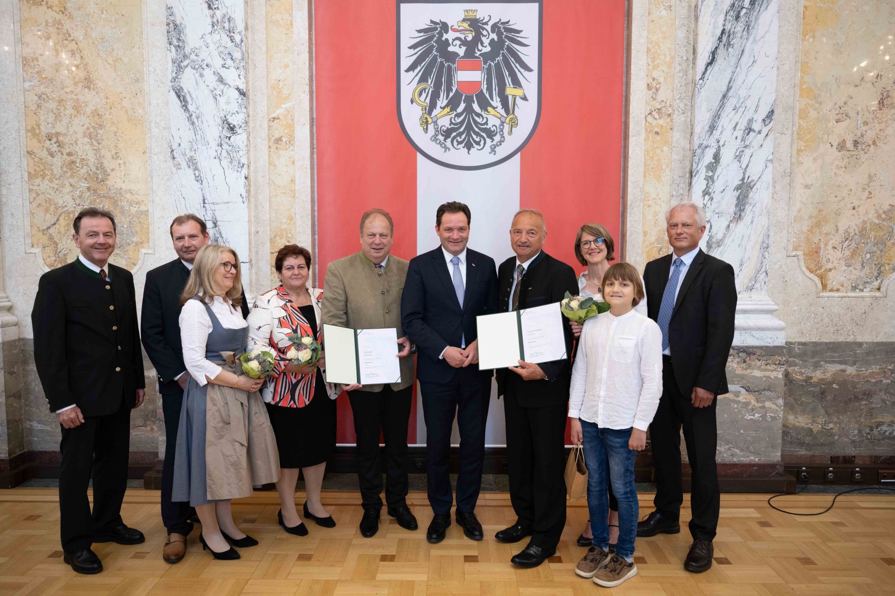 Herr Bundesminister Totschnig verlieh im Namen des Herrn Bundespr&auml;sidenten Dr. Alexander Van der Bellen den Titel &Ouml;konomierat im Marmorsaal im Regierungsgeb&auml;ude am Stubenring.