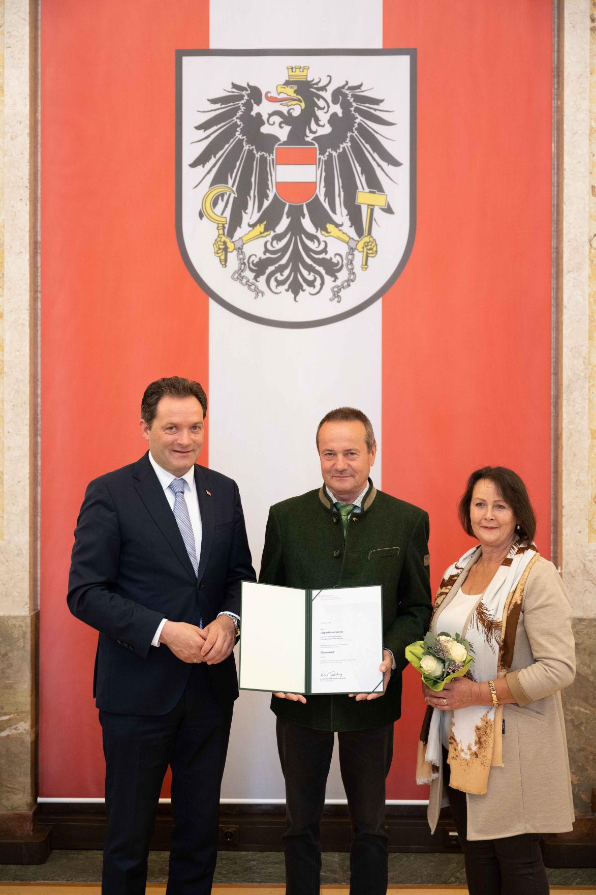 DSC_7357.jpg Herr Bundesminister Norbert Totsschnig verlieh im Namen des Herrn Bundespräsidenten Dr. Alexander Van der Bellen den Titel Ökonomierat im Marmorsaal des Regierungsgebäudes.