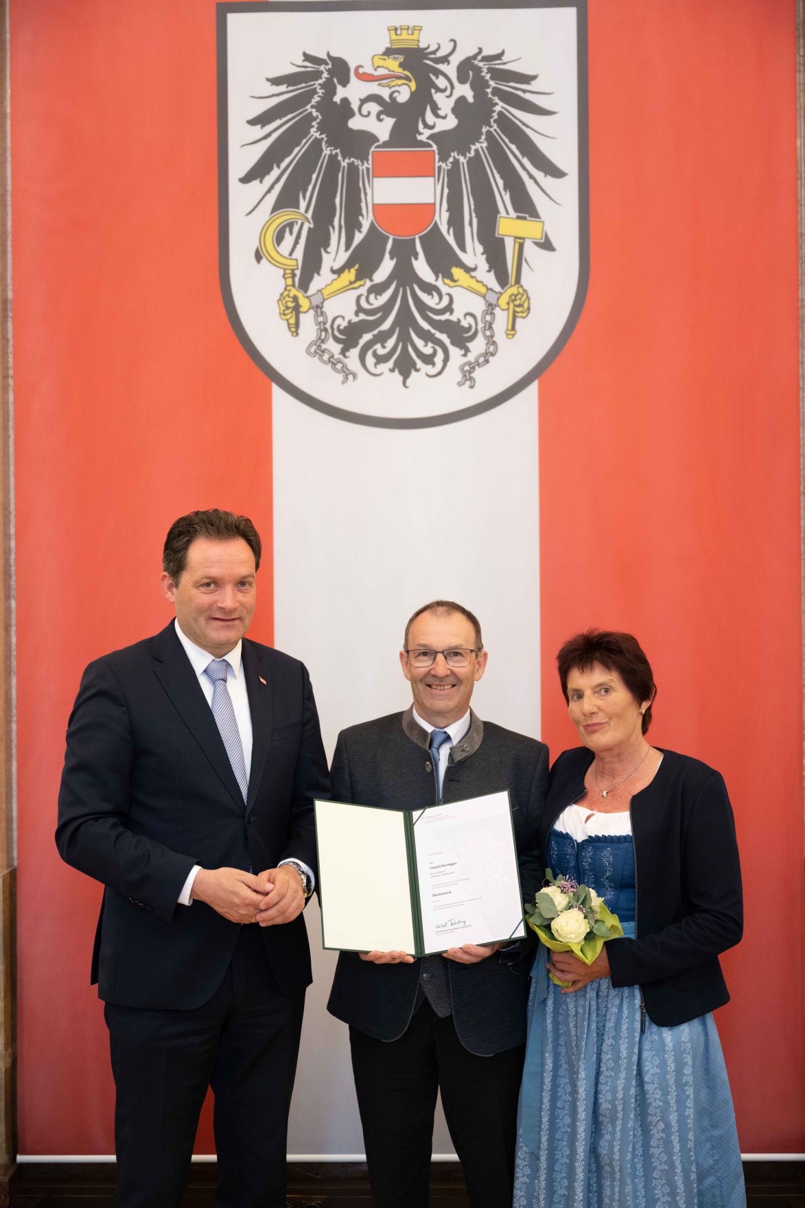 DSC_7370.jpg Herr Bundesminister Norbert Totsschnig verlieh im Namen des Herrn Bundespräsidenten Dr. Alexander Van der Bellen den Titel Ökonomierat im Marmorsaal des Regierungsgebäudes.