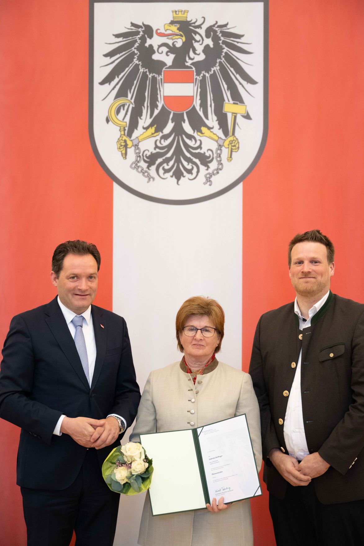 Herr Bundesminister Norbert Totsschnig verlieh im Namen des Herrn Bundespr&auml;sidenten Dr. Alexander Van der Bellen den Titel &Ouml;konomierat im Marmorsaal des Regierungsgeb&auml;udes.