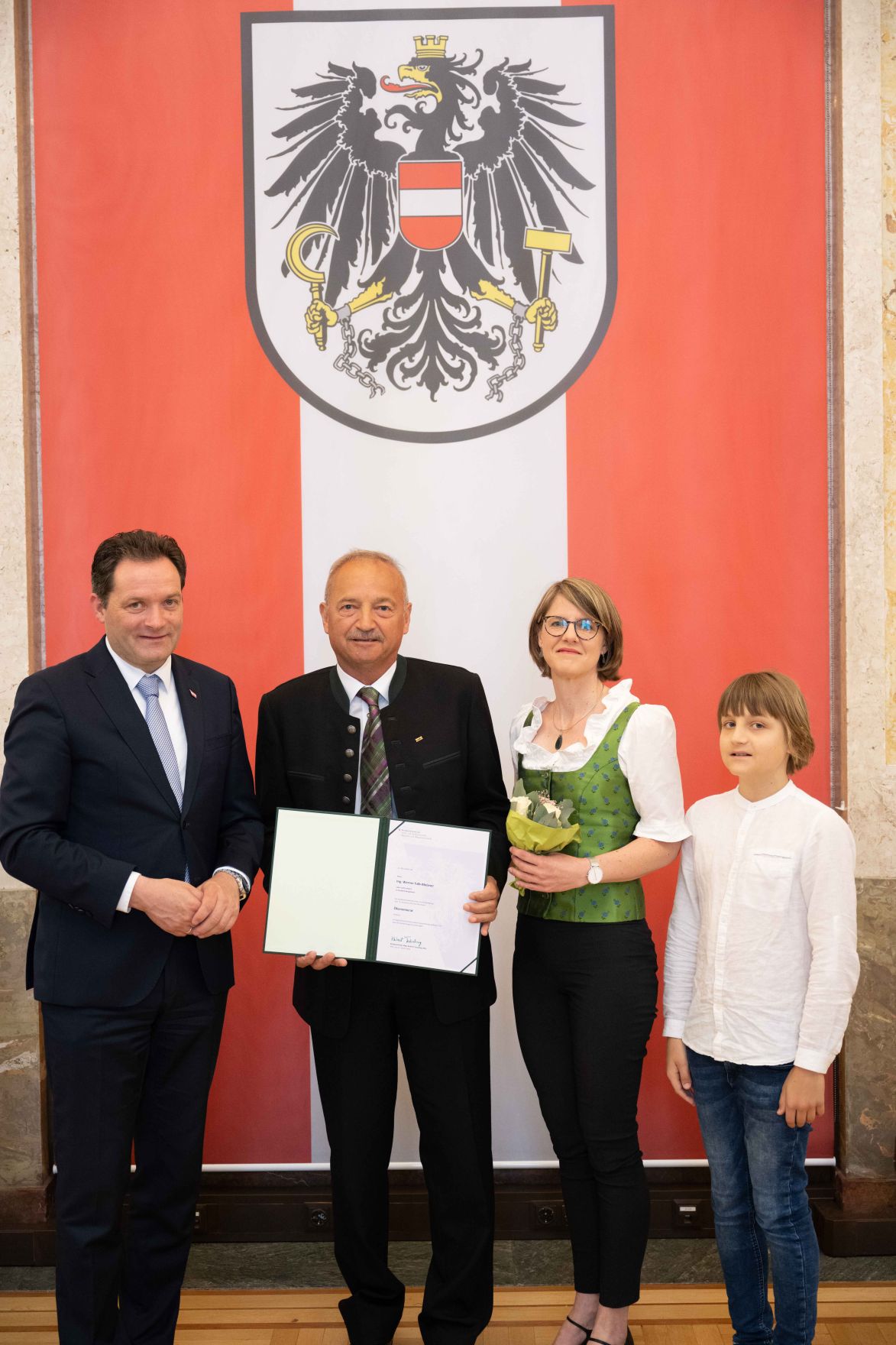 DSC_7409.jpg Herr Bundesminister Norbert Totsschnig verlieh im Namen des Herrn Bundespräsidenten Dr. Alexander Van der Bellen den Titel Ökonomierat im Marmorsaal des Regierungsgebäudes.