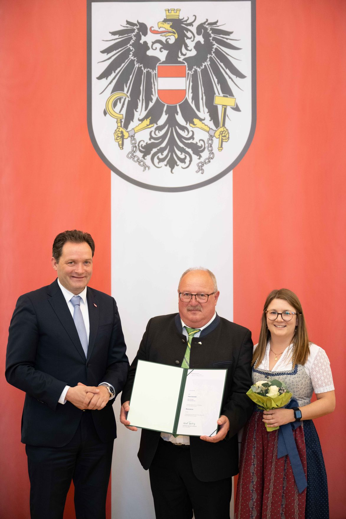 DSC_7461.jpg Herr Bundesminister Norbert Totsschnig verlieh im Namen des Herrn Bundespräsidenten Dr. Alexander Van der Bellen den Titel Ökonomierat im Marmorsaal des Regierungsgebäudes.