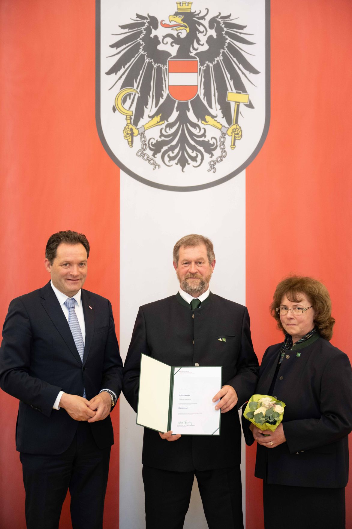 Herr Bundesminister Norbert Totsschnig verlieh im Namen des Herrn Bundespr&auml;sidenten Dr. Alexander Van der Bellen den Titel &Ouml;konomierat im Marmorsaal des Regierungsgeb&auml;udes.