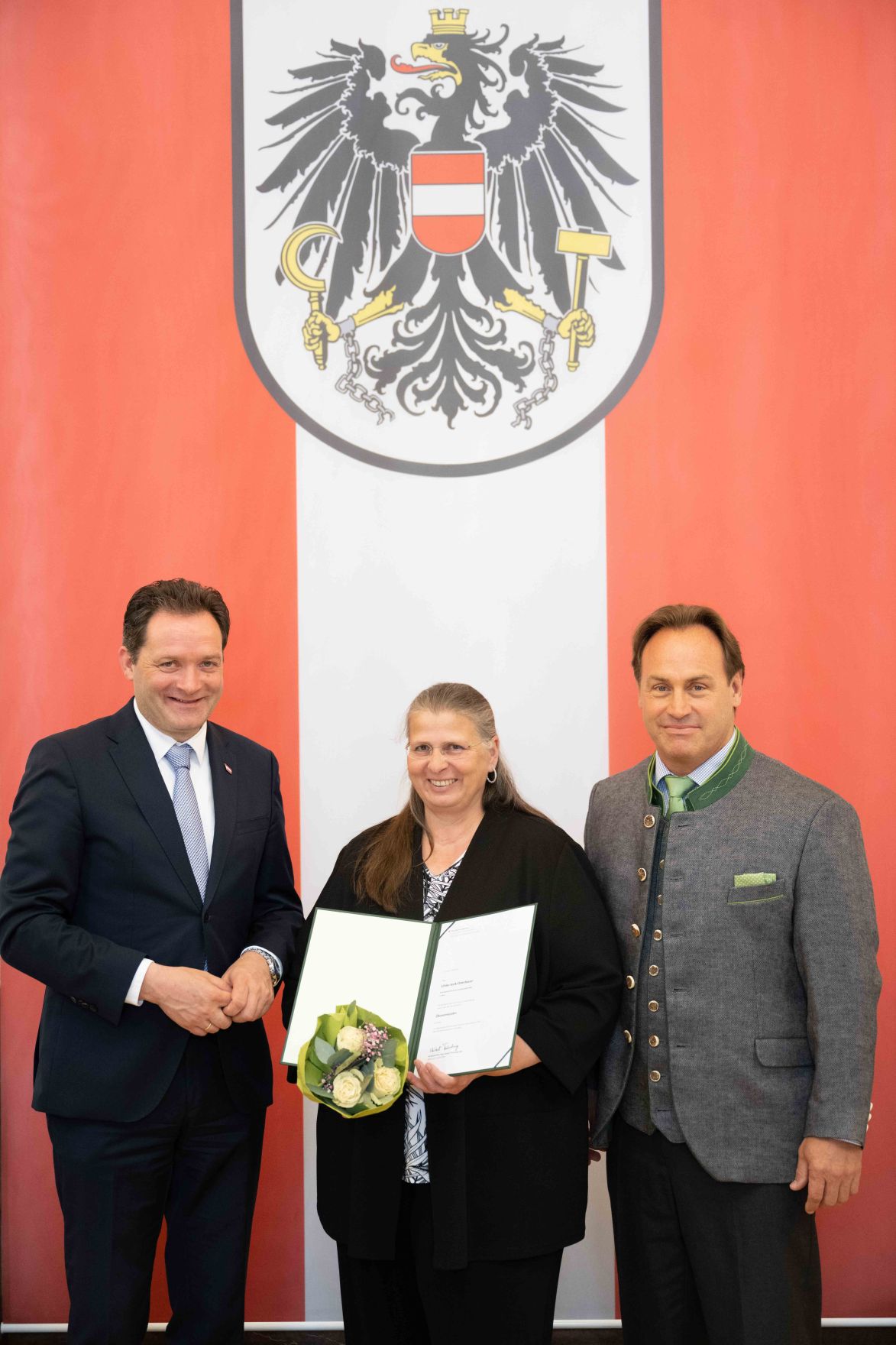 DSC_7506.jpg Herr Bundesminister Norbert Totsschnig verlieh im Namen des Herrn Bundespräsidenten Dr. Alexander Van der Bellen den Titel Ökonomierat im Marmorsaal des Regierungsgebäudes.