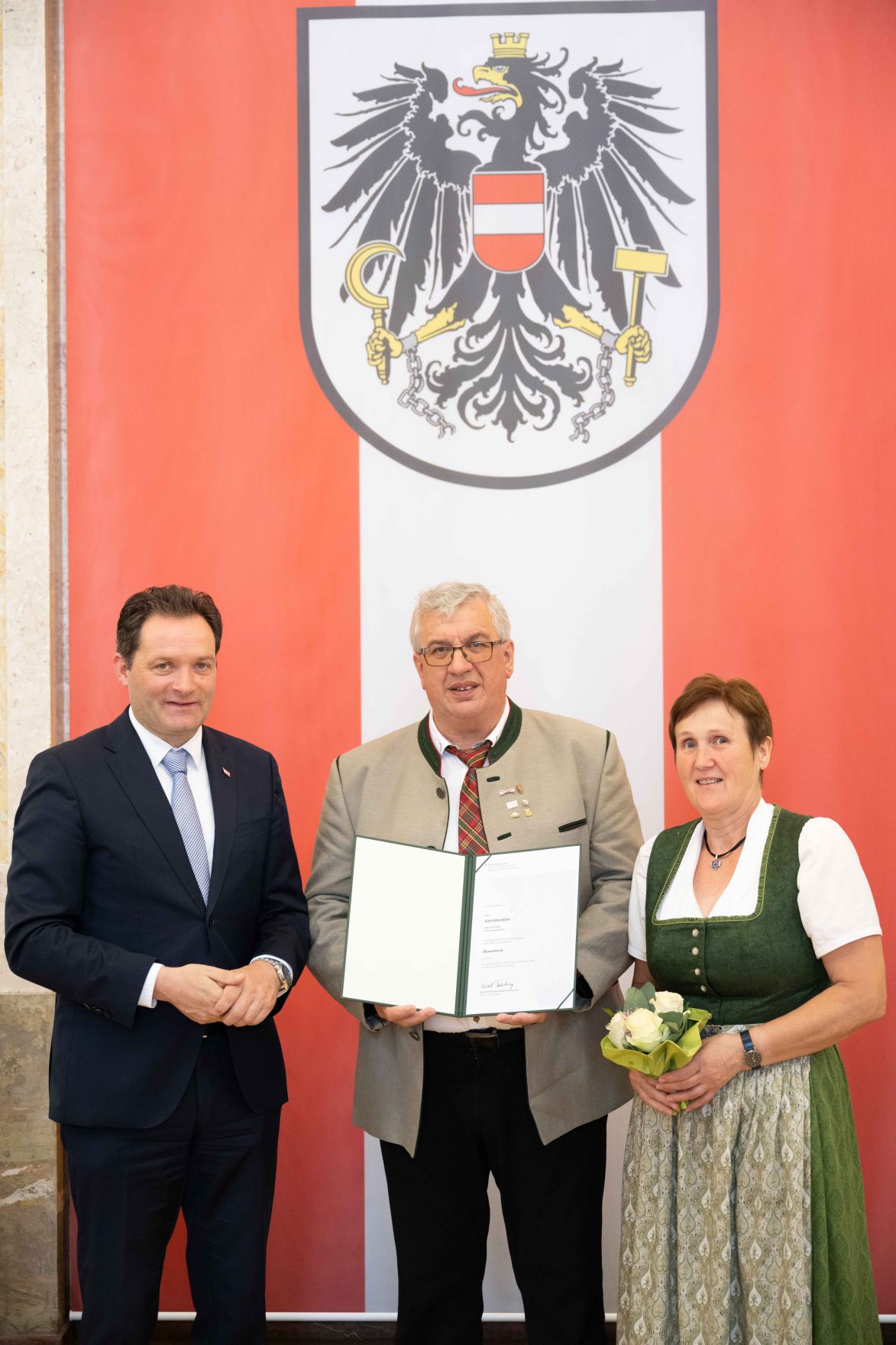Herr Bundesminister Norbert Totsschnig verlieh im Namen des Herrn Bundespr&auml;sidenten Dr. Alexander Van der Bellen den Titel &Ouml;konomierat im Marmorsaal des Regierungsgeb&auml;udes.