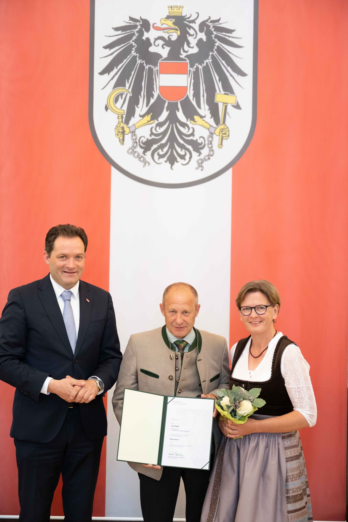 Herr Bundesminister Norbert Totsschnig verlieh im Namen des Herrn Bundespr&auml;sidenten Dr. Alexander Van der Bellen den Titel &Ouml;konomierat im Marmorsaal des Regierungsgeb&auml;udes.