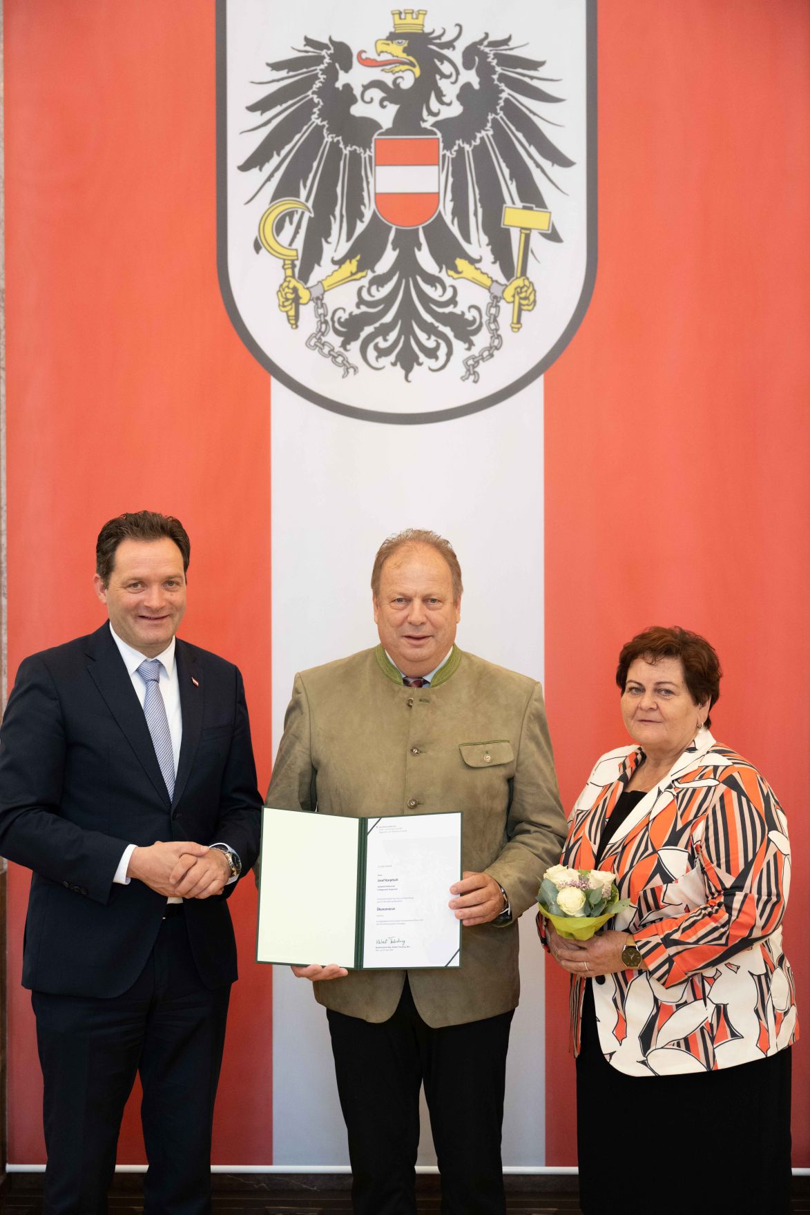 Herr Bundesminister Norbert Totsschnig verlieh im Namen des Herrn Bundespr&auml;sidenten Dr. Alexander Van der Bellen den Titel &Ouml;konomierat im Marmorsaal des Regierungsgeb&auml;udes.