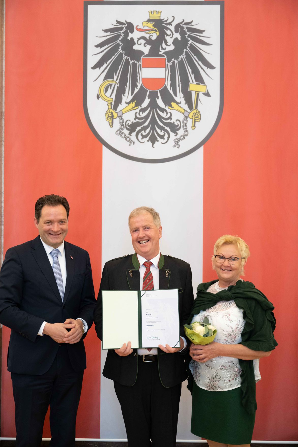 Herr Bundesminister Norbert Totsschnig verlieh im Namen des Herrn Bundespr&auml;sidenten Dr. Alexander Van der Bellen den Titel &Ouml;konomierat im Marmorsaal des Regierungsgeb&auml;udes.