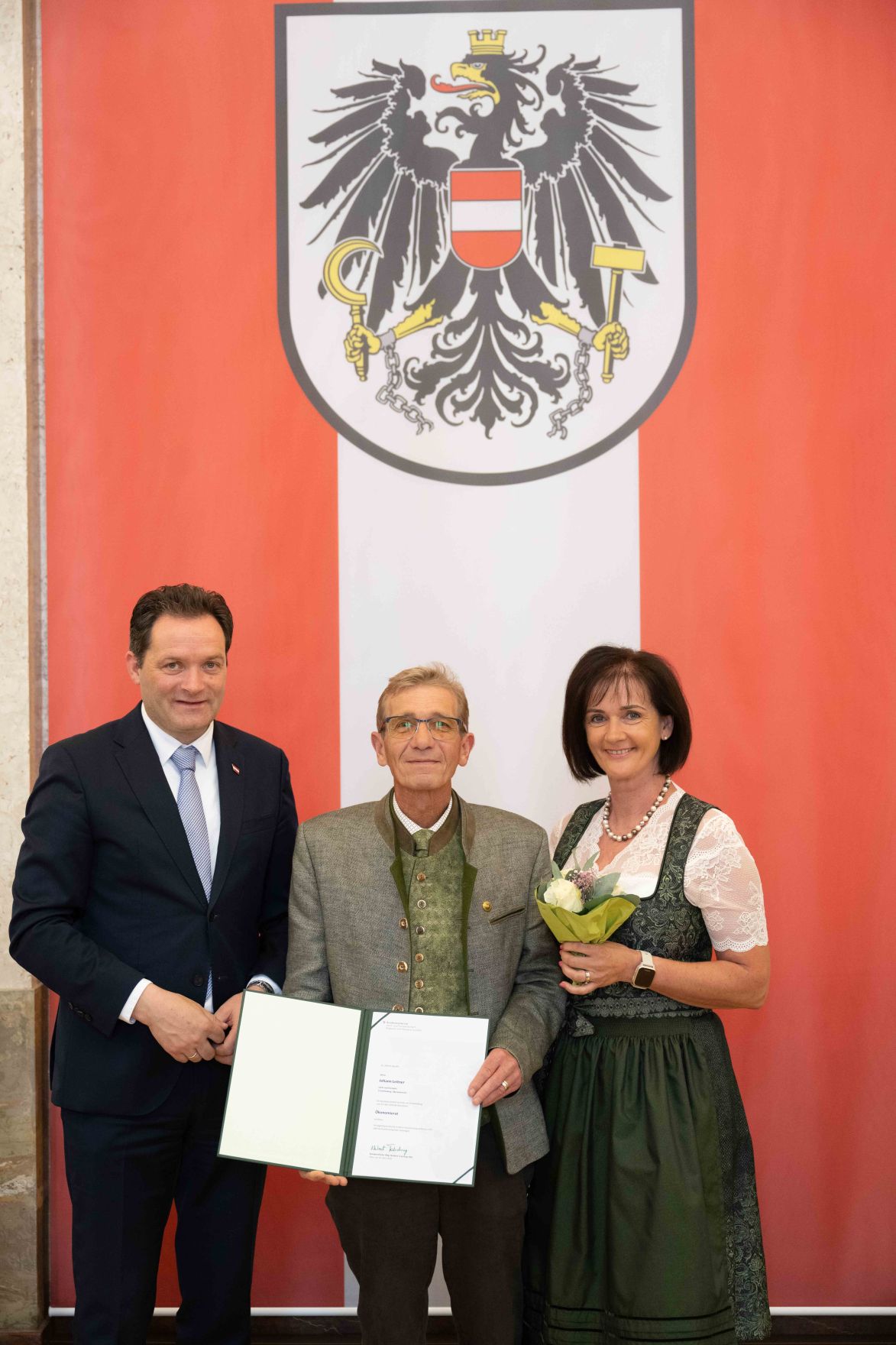 Herr Bundesminister Norbert Totsschnig verlieh im Namen des Herrn Bundespr&auml;sidenten Dr. Alexander Van der Bellen den Titel &Ouml;konomierat im Marmorsaal des Regierungsgeb&auml;udes.