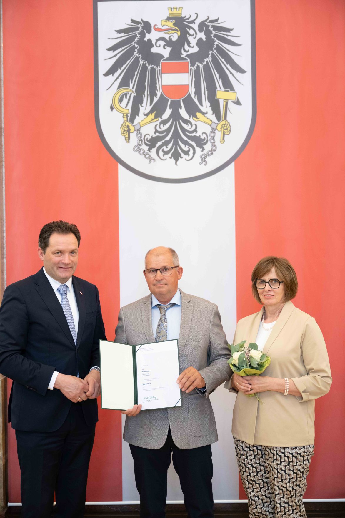 DSC_7598.jpg Herr Bundesminister Norbert Totsschnig verlieh im Namen des Herrn Bundespräsidenten Dr. Alexander Van der Bellen den Titel Ökonomierat im Marmorsaal des Regierungsgebäudes.