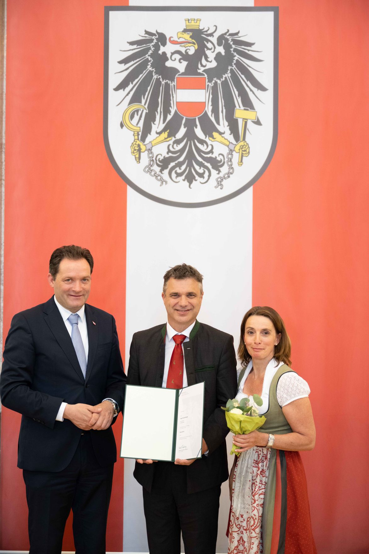Herr Bundesminister Norbert Totsschnig verlieh im Namen des Herrn Bundespr&auml;sidenten Dr. Alexander Van der Bellen den Titel &Ouml;konomierat im Marmorsaal des Regierungsgeb&auml;udes.
