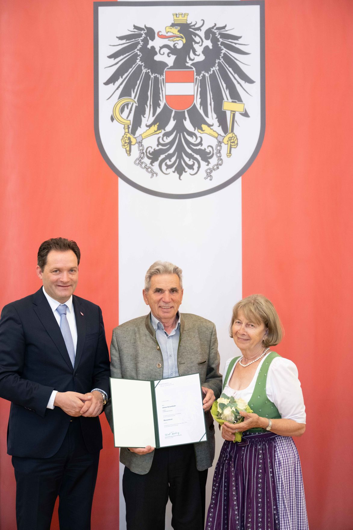 Herr Bundesminister Norbert Totsschnig verlieh im Namen des Herrn Bundespr&auml;sidenten Dr. Alexander Van der Bellen den Titel &Ouml;konomierat im Marmorsaal des Regierungsgeb&auml;udes.