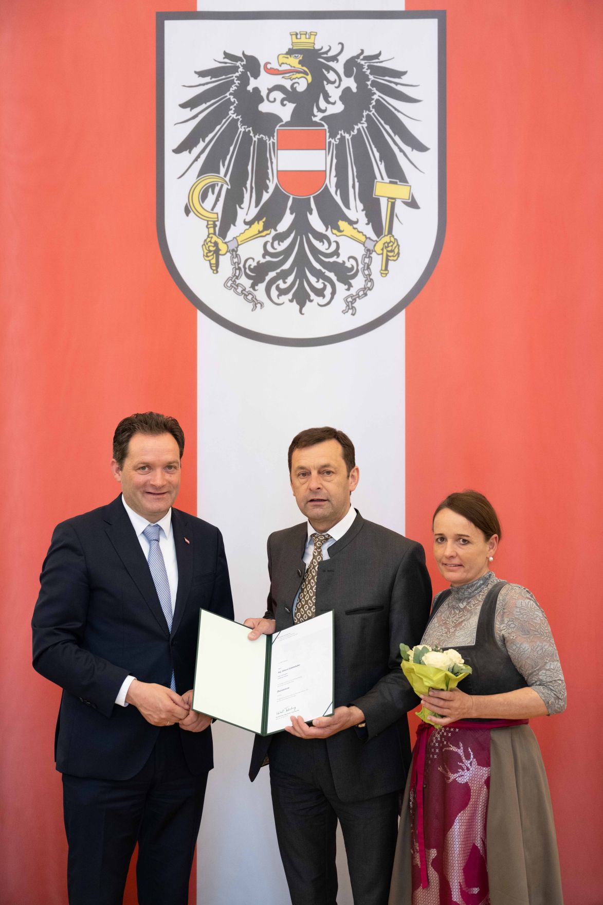 Herr Bundesminister Norbert Totsschnig verlieh im Namen des Herrn Bundespr&auml;sidenten Dr. Alexander Van der Bellen den Titel &Ouml;konomierat im Marmorsaal des Regierungsgeb&auml;udes.
