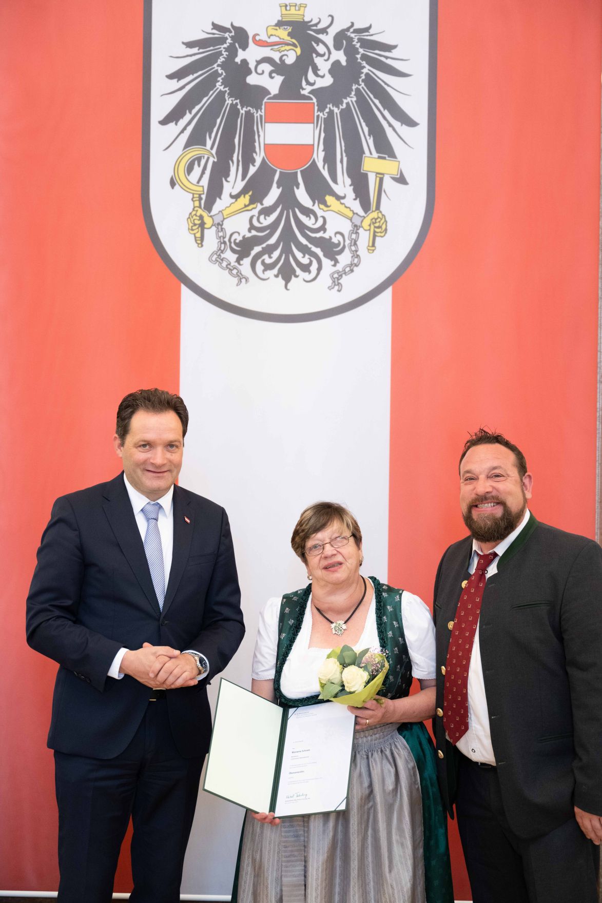 Herr Bundesminister Norbert Totsschnig verlieh im Namen des Herrn Bundespr&auml;sidenten Dr. Alexander Van der Bellen den Titel &Ouml;konomierat im Marmorsaal des Regierungsgeb&auml;udes.