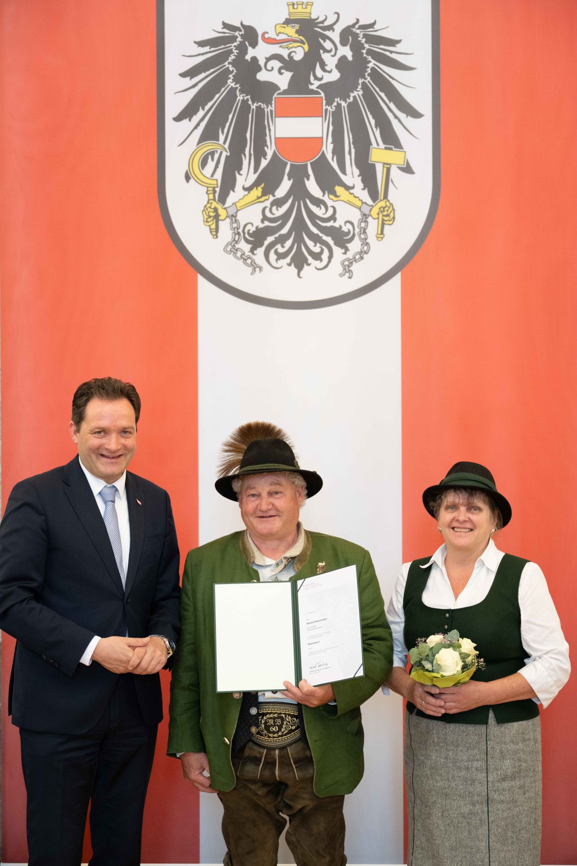 Herr Bundesminister Norbert Totsschnig verlieh im Namen des Herrn Bundespr&auml;sidenten Dr. Alexander Van der Bellen den Titel &Ouml;konomierat im Marmorsaal des Regierungsgeb&auml;udes.
