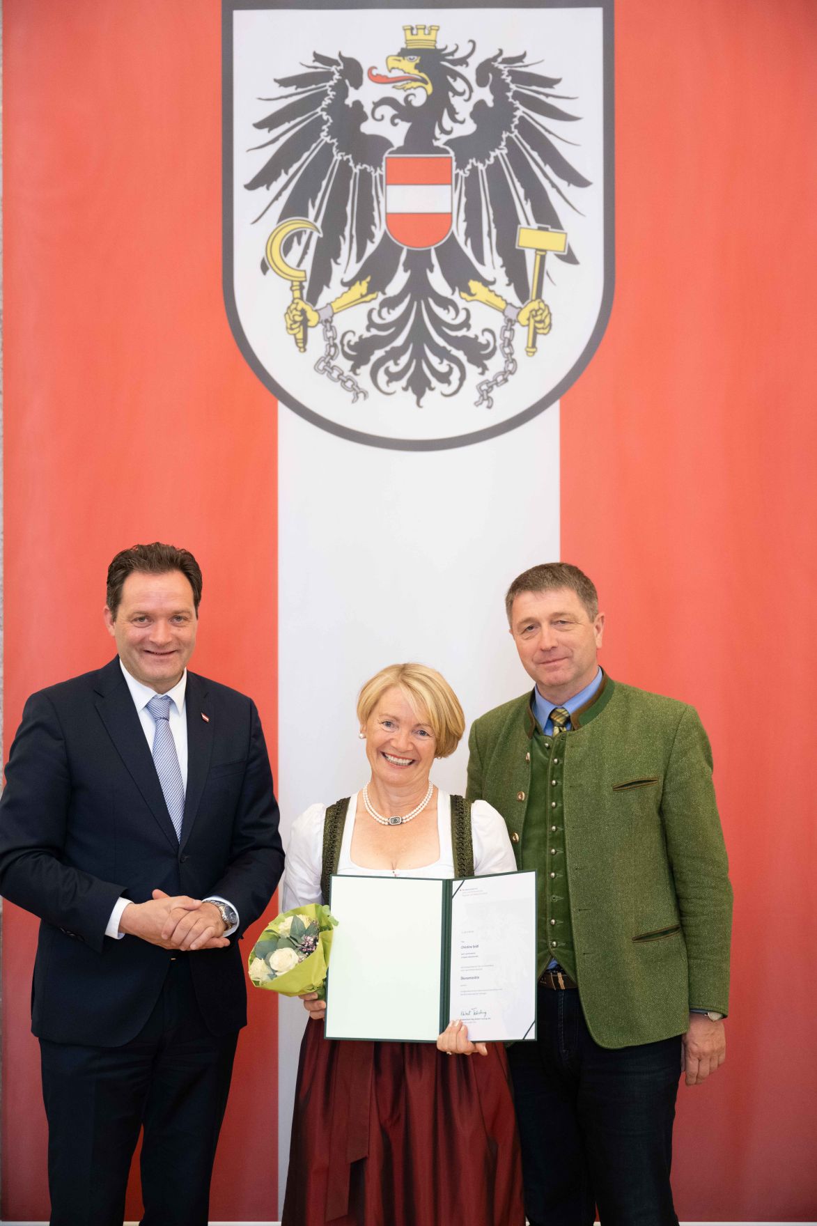 Herr Bundesminister Norbert Totsschnig verlieh im Namen des Herrn Bundespr&auml;sidenten Dr. Alexander Van der Bellen den Titel &Ouml;konomierat im Marmorsaal des Regierungsgeb&auml;udes.