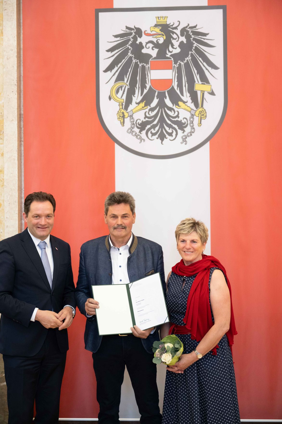 Herr Bundesminister Norbert Totsschnig verlieh im Namen des Herrn Bundespr&auml;sidenten Dr. Alexander Van der Bellen den Titel &Ouml;konomierat im Marmorsaal des Regierungsgeb&auml;udes.