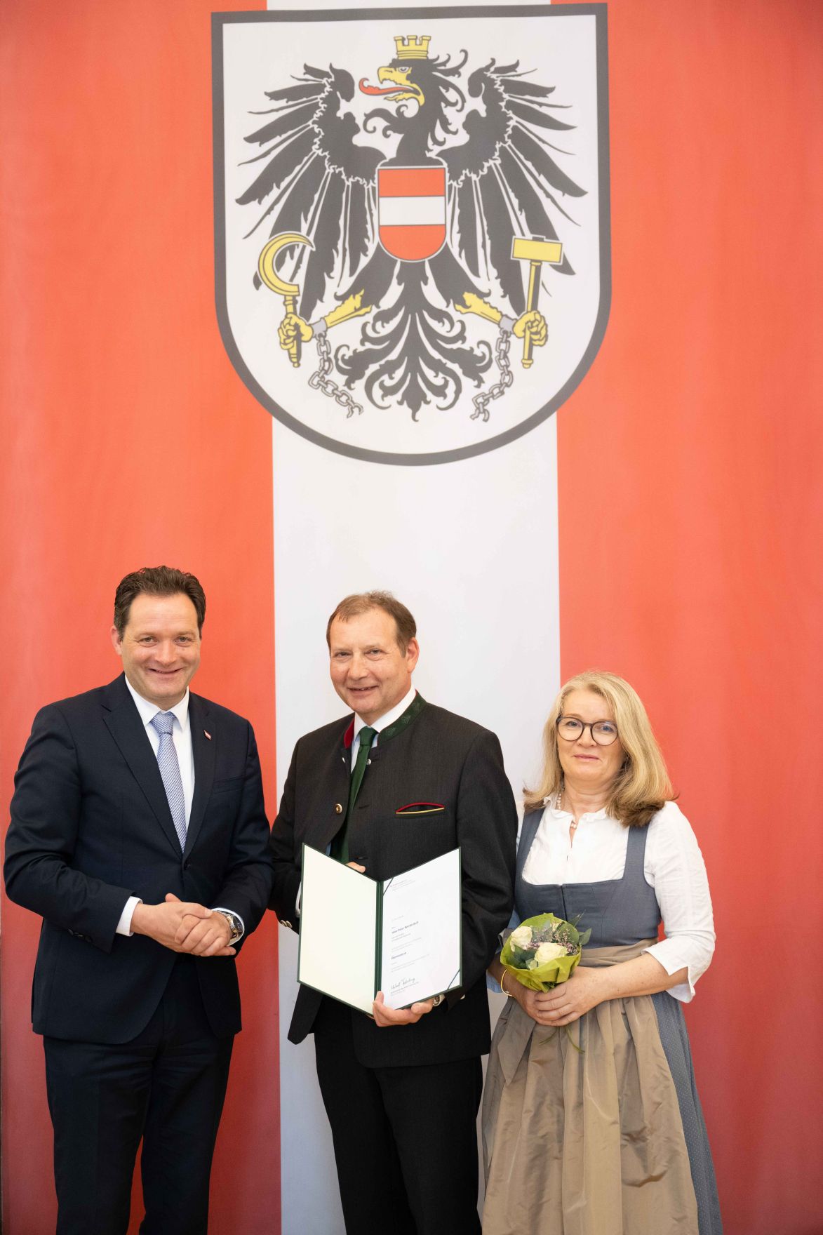 Herr Bundesminister Norbert Totsschnig verlieh im Namen des Herrn Bundespr&auml;sidenten Dr. Alexander Van der Bellen den Titel &Ouml;konomierat im Marmorsaal des Regierungsgeb&auml;udes.