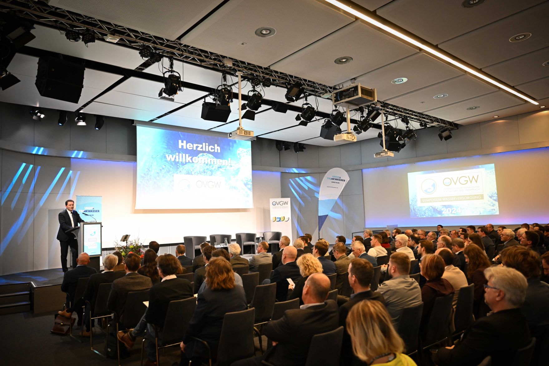RHP_4924.jpg Herr Bundesminister Norbert Totschnig hielt am ÖVWG-Symposium Wasserversorgung 2024 Begrüssungsworte vor Publikum.