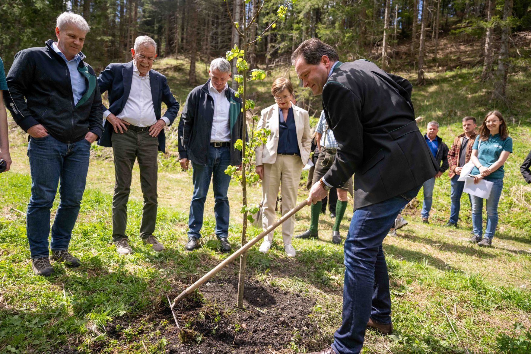 DSC_3703.jpg Zur Feier der 100 Jahre Österreichische Bundesforste besuchte Herr Bundesminister Norbert Totschnig gemeinsam mit Bundespräsident Dr. Alexander Van der Bellen die Bundesforste und Mürzsteg um Bäume zu pflanzen.