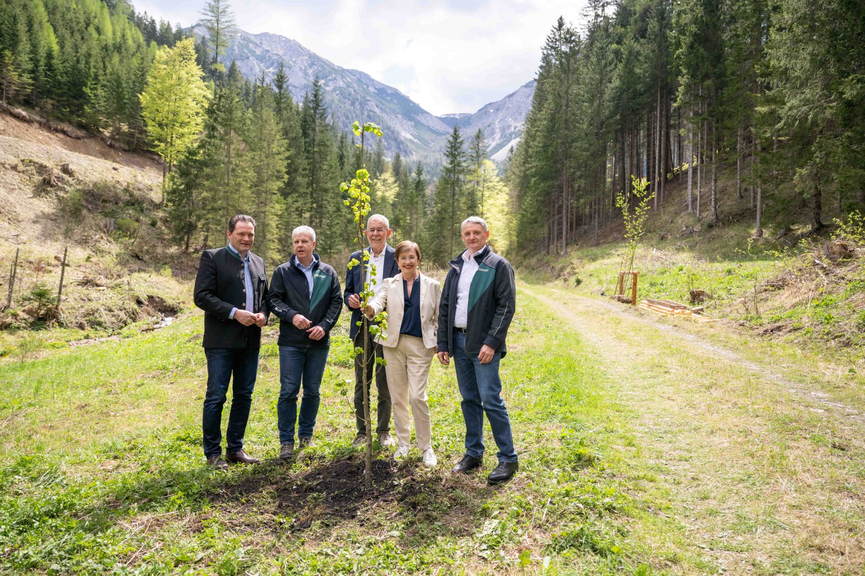 DSC_3844.jpg Zur Feier der 100 Jahre Österreichische Bundesforste besuchte Herr Bundesminister Norbert Totschnig gemeinsam mit Bundespräsident Dr. Alexander Van der Bellen die Bundesforste und Mürzsteg um Bäume zu pflanzen.