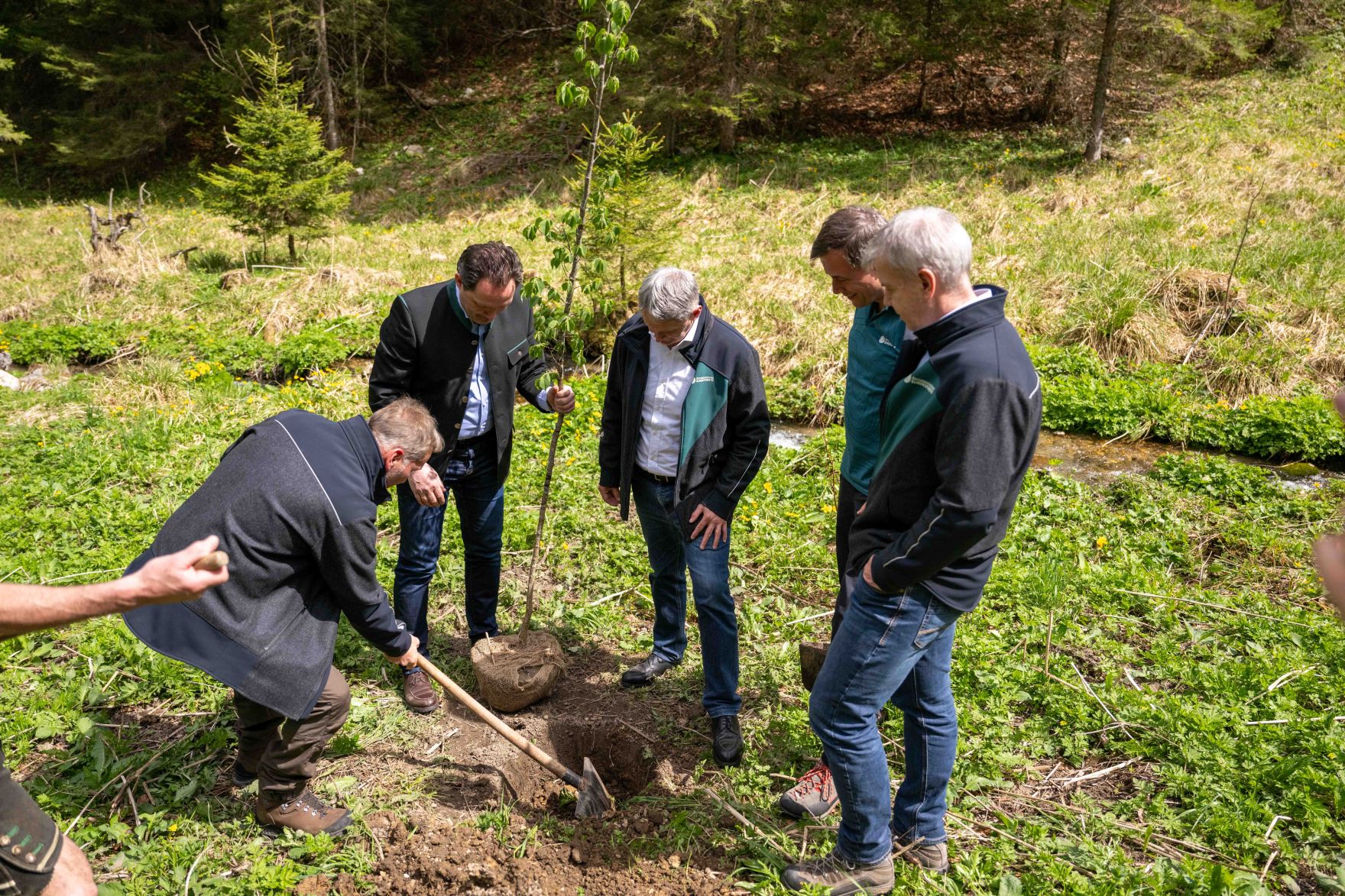DSC_3884.jpg Zur Feier der 100 Jahre Österreichische Bundesforste besuchte Herr Bundesminister Norbert Totschnig gemeinsam mit Bundespräsident Dr. Alexander Van der Bellen die Bundesforste und Mürzsteg um Bäume zu pflanzen.