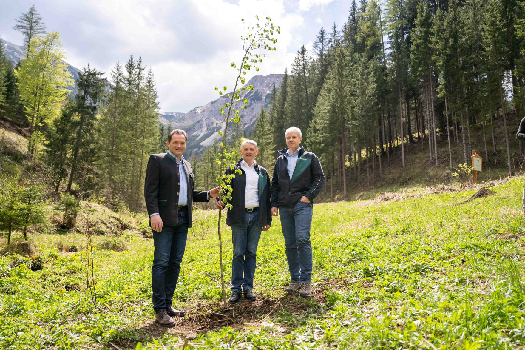 DSC_4068.jpg Zur Feier der 100 Jahre Österreichische Bundesforste besuchte Herr Bundesminister Norbert Totschnig gemeinsam mit Bundespräsident Dr. Alexander Van der Bellen die Bundesforste und Mürzsteg um Bäume zu pflanzen.