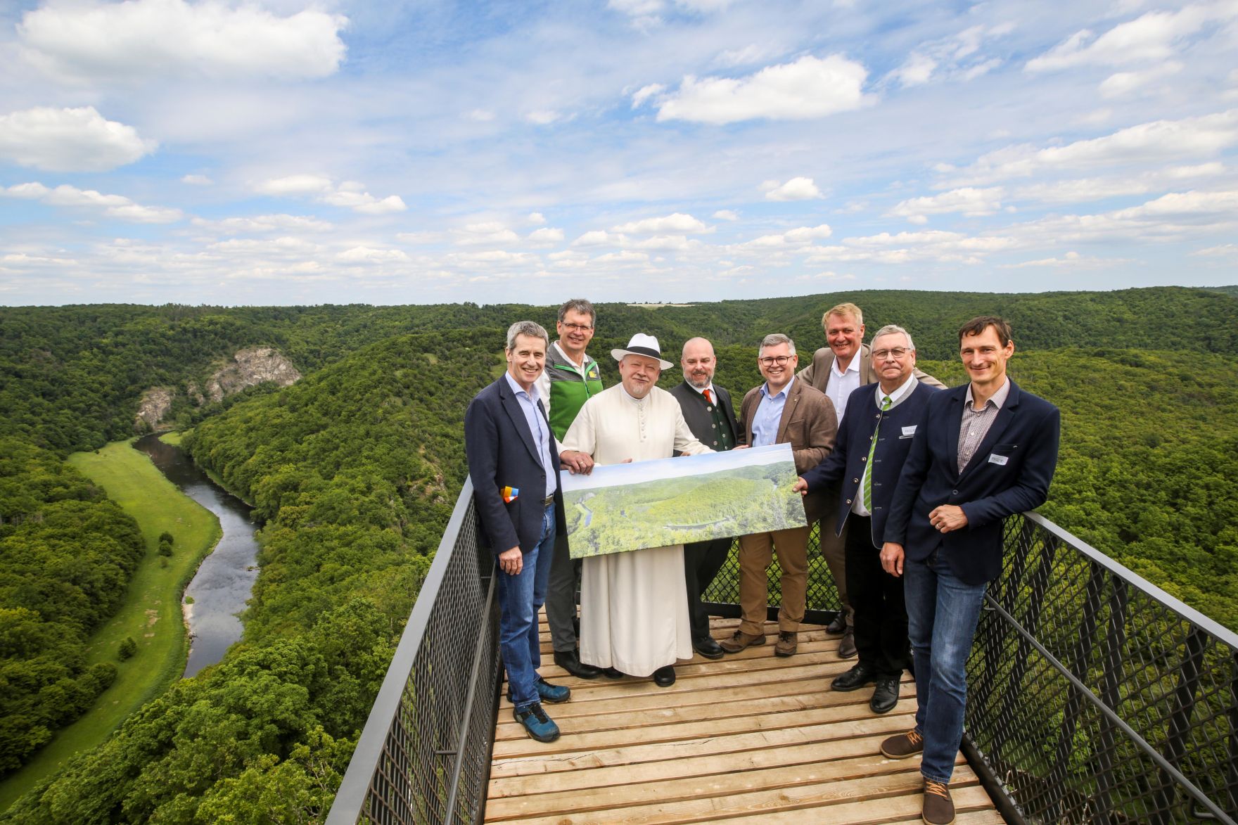4 Ausblick mit Ehreng?sten_NPTT_Astrid_Bartl.jpg Im Rahmen einer Festveranstaltung zum 25-jährigen Bestehen des Nationalparks Thayatal wurde die neue Aussichtswarte „Umlaufblick“ eröffnet.