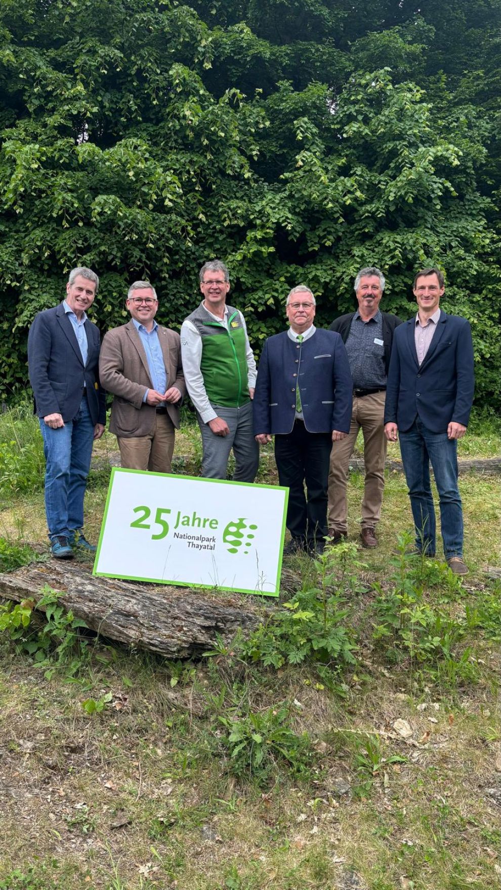 Im Rahmen einer Festveranstaltung zum 25-j&auml;hrigen Bestehen des Nationalparks Thayatal wurde die neue Aussichtswarte &bdquo;Umlaufblick&ldquo; er&ouml;ffnet. Im Bild (v.l.n.r.): Sektionschef Holzer, Landesrat Schleritzko, Dir. &Uuml;bl (NP-Thayatal), Bgm. Friedrich Schechtner, Prof. Dr. Thomas Wrbka (Uni Wien) sowie Dir. Pavel M&uuml;ller (NP Podyji)