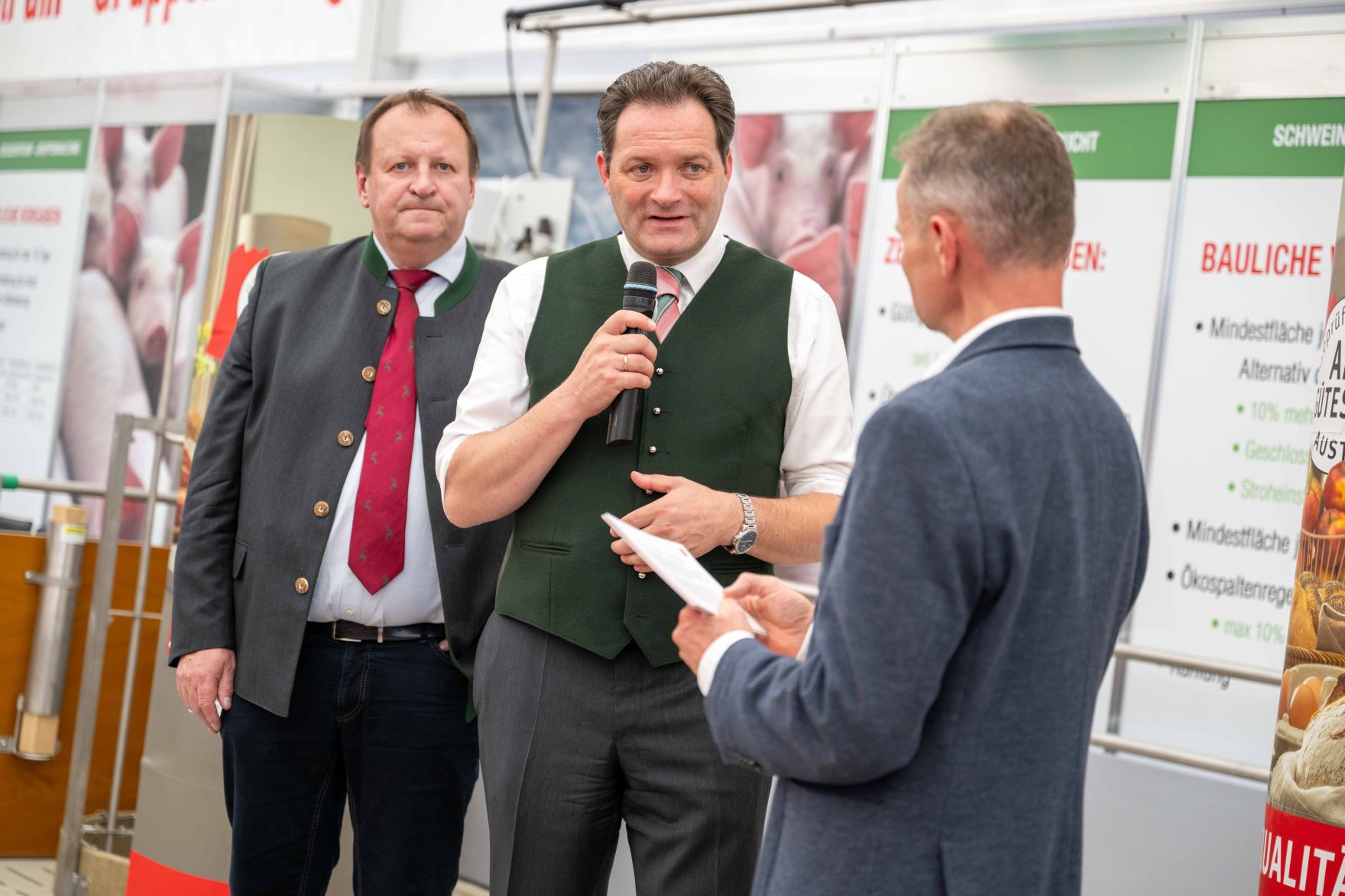 DSC_9273.jpg Herr Bundesminister Norbert Totschnig zeichnete bei der AMA-Hoftafelverleihung bei der Rieder Messe Rinderzucht- sowie Schweinezuchtbetriebe aus.