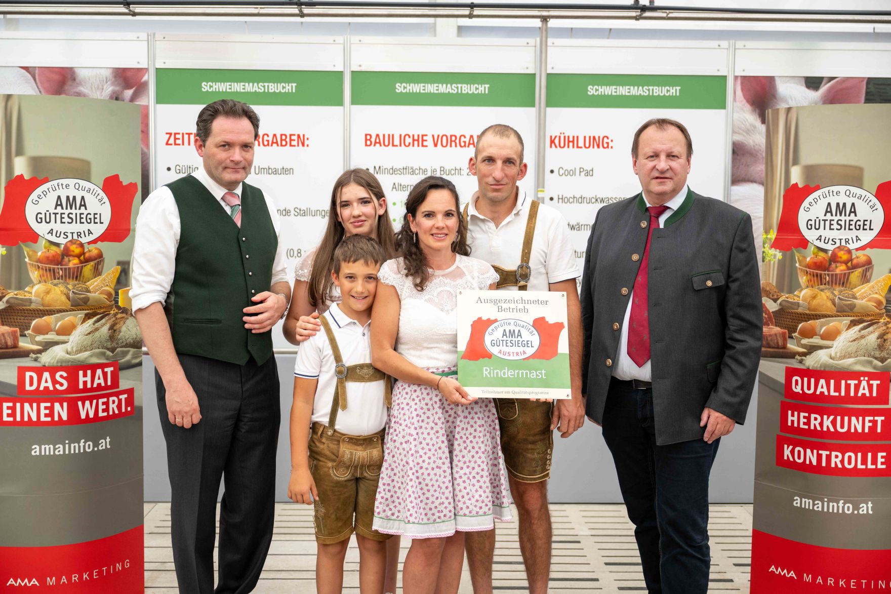 DSC_9365.jpg Herr Bundesminister Norbert Totschnig zeichnete bei der AMA-Hoftafelverleihung bei der Rieder Messe Rinderzucht- sowie Schweinezuchtbetriebe aus.