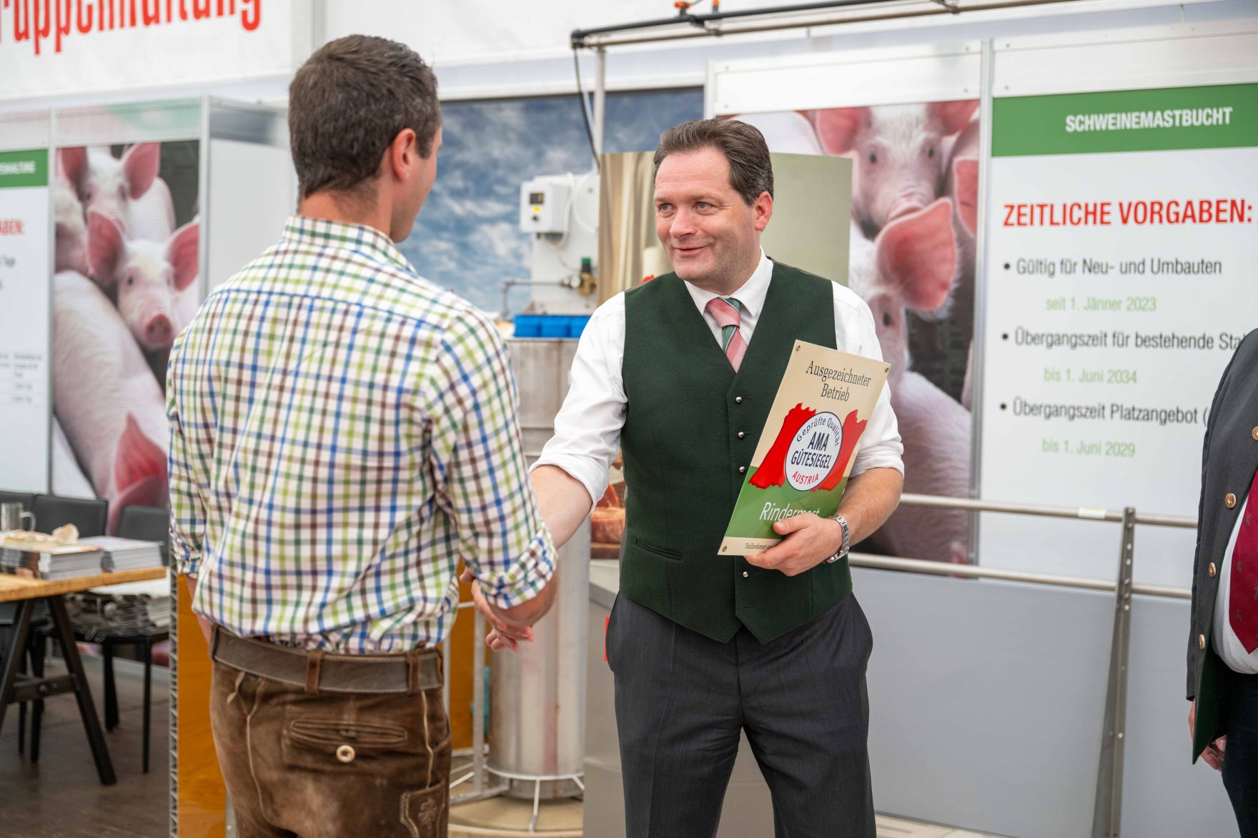 DSC_9390.jpg Herr Bundesminister Norbert Totschnig zeichnete bei der AMA-Hoftafelverleihung bei der Rieder Messe Rinderzucht- sowie Schweinezuchtbetriebe aus.