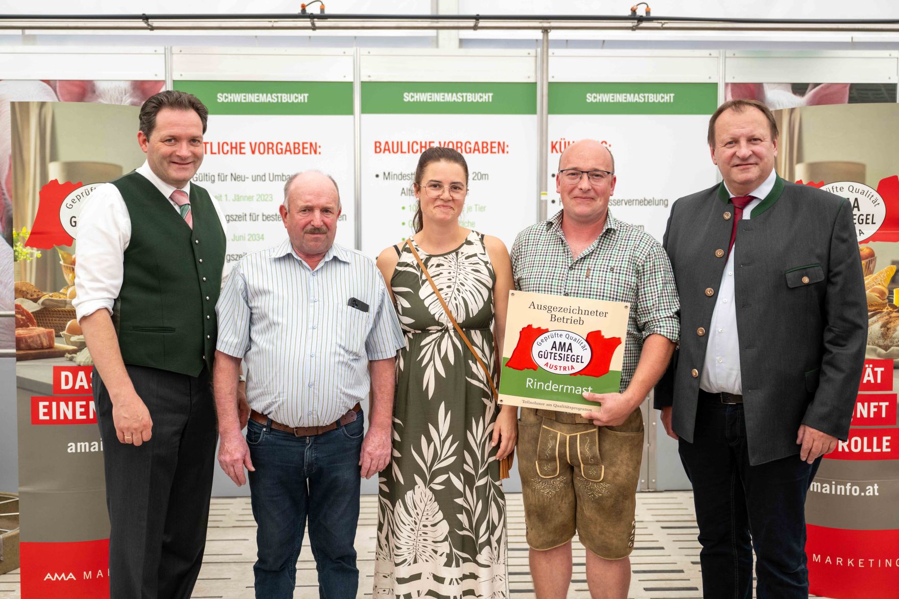 DSC_9440.jpg Herr Bundesminister Norbert Totschnig zeichnete bei der AMA-Hoftafelverleihung bei der Rieder Messe Rinderzucht- sowie Schweinezuchtbetriebe aus.