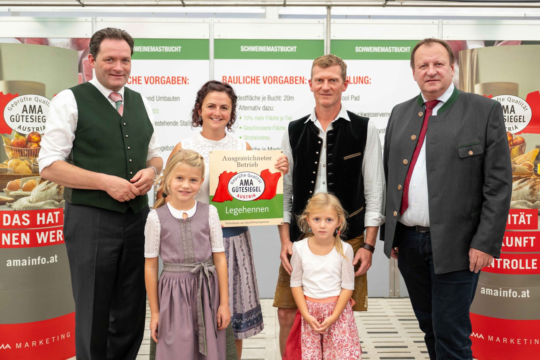 DSC_9467.jpg Herr Bundesminister Norbert Totschnig zeichnete bei der AMA-Hoftafelverleihung bei der Rieder Messe Rinderzucht- sowie Schweinezuchtbetriebe aus.