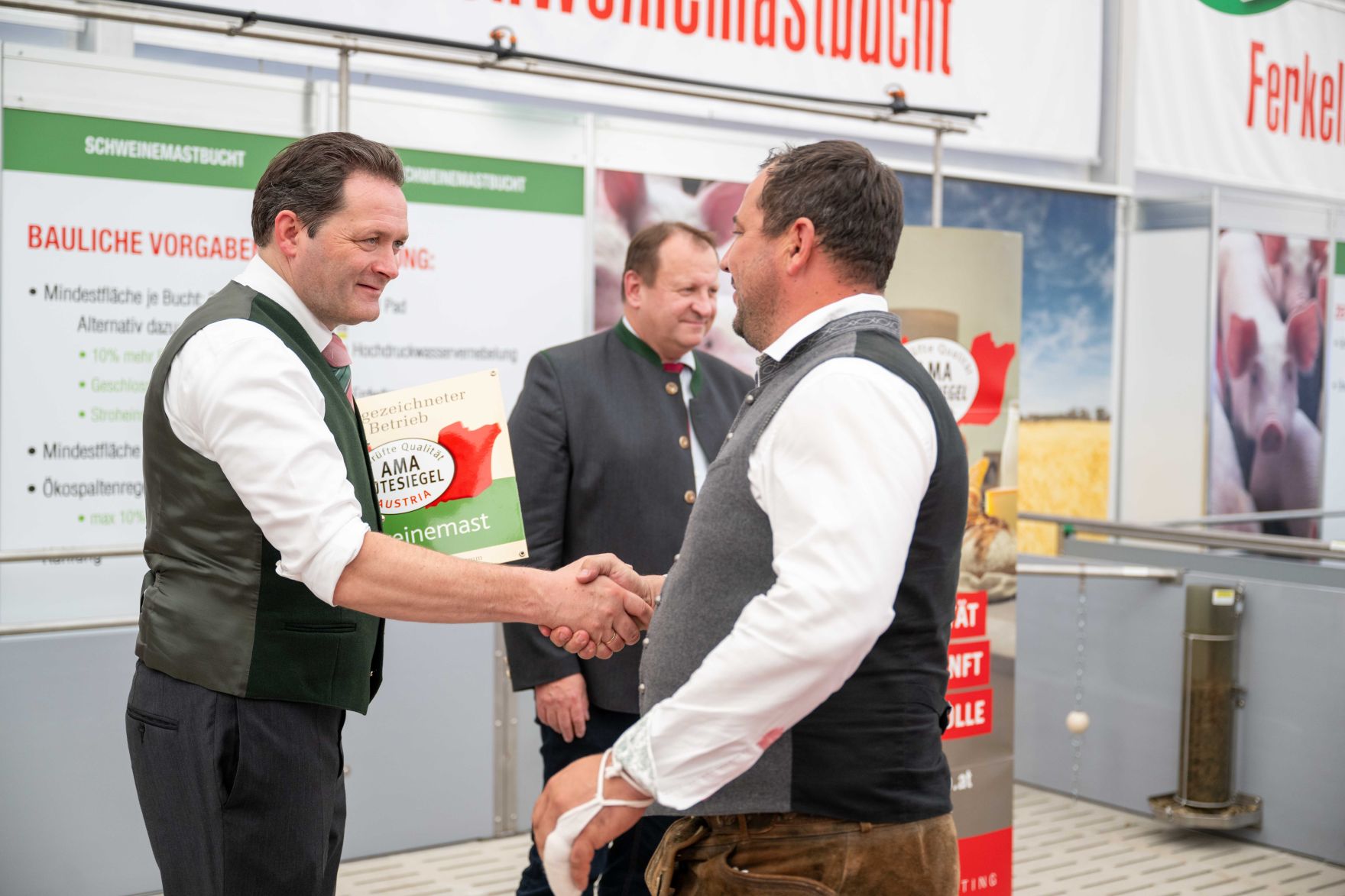 Herr Bundesminister Norbert Totschnig zeichnete bei der AMA-Hoftafelverleihung bei der Rieder Messe Rinderzucht- sowie Schweinezuchtbetriebe aus.
