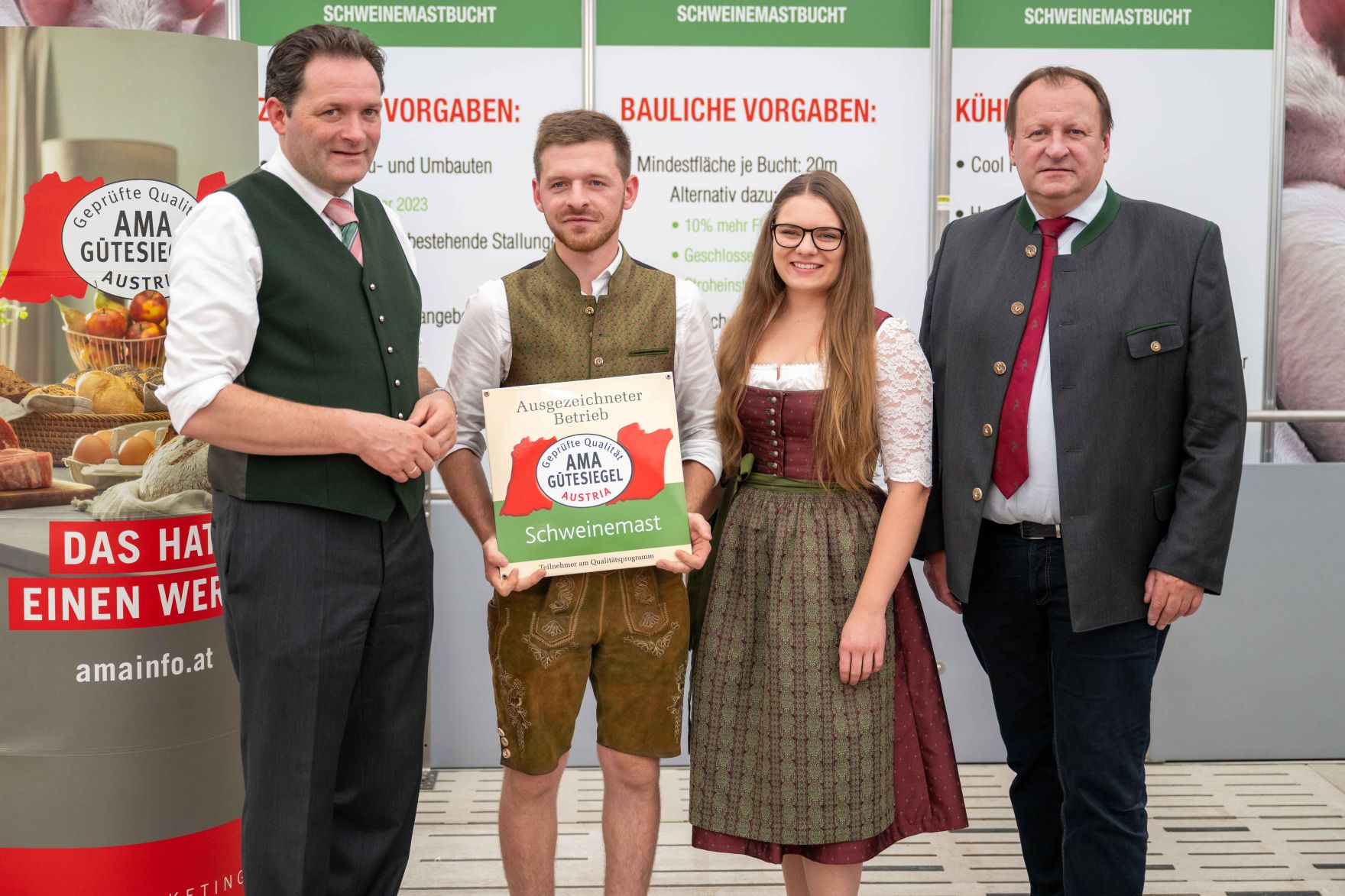 DSC_9557.jpg Herr Bundesminister Norbert Totschnig zeichnete bei der AMA-Hoftafelverleihung bei der Rieder Messe Rinderzucht- sowie Schweinezuchtbetriebe aus.