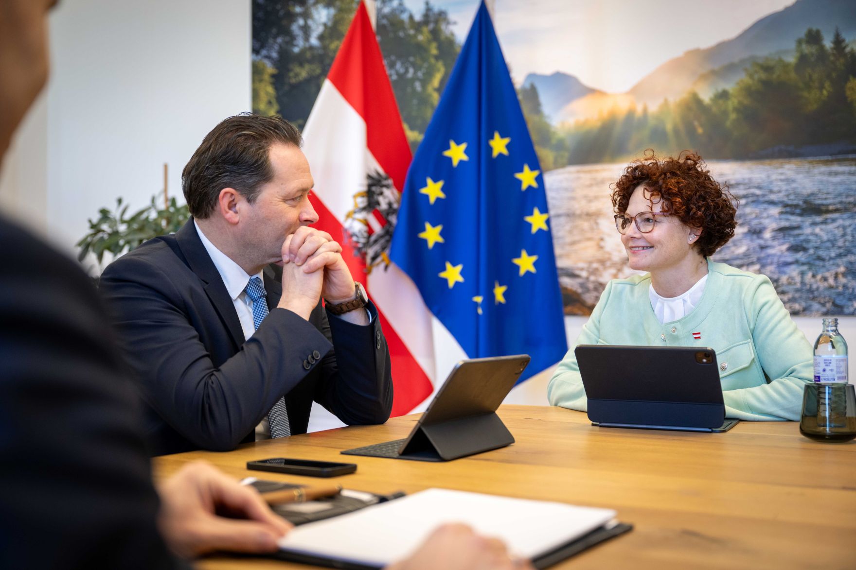 DSC_9703.jpg Frau Staatssekretärin Elisabeth Zehetner traf sich mit Herrn Bundesminister Norbert Totschnig im Regierungsgebäude am Stubenring zum Antrittsbesuch.
